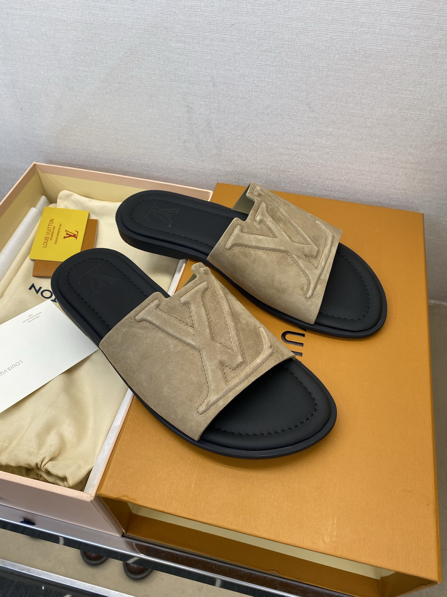 ⚠️【L *V】⚠️高品质,顶尖工艺品⚠️男士拖鞋⚠️正码:38 -45,46,47,订做⚠最新经典L压 ⚠️【L *V】⚠️高品质,顶尖工艺品⚠️男士拖鞋⚠️正码:38 -45,46,47,订做⚠最新经典L压