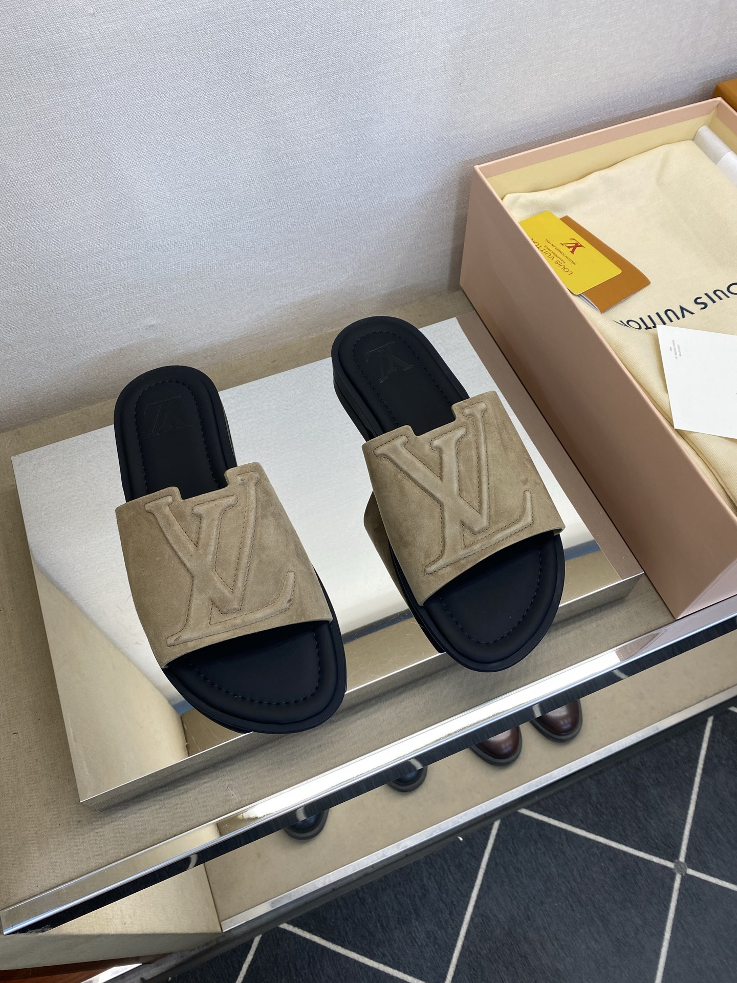 ⚠️【L ＊V】⚠️高品质，顶尖工艺品⚠️男士拖鞋⚠️正码：38 －45，46，47，订做⚠最新经典L压