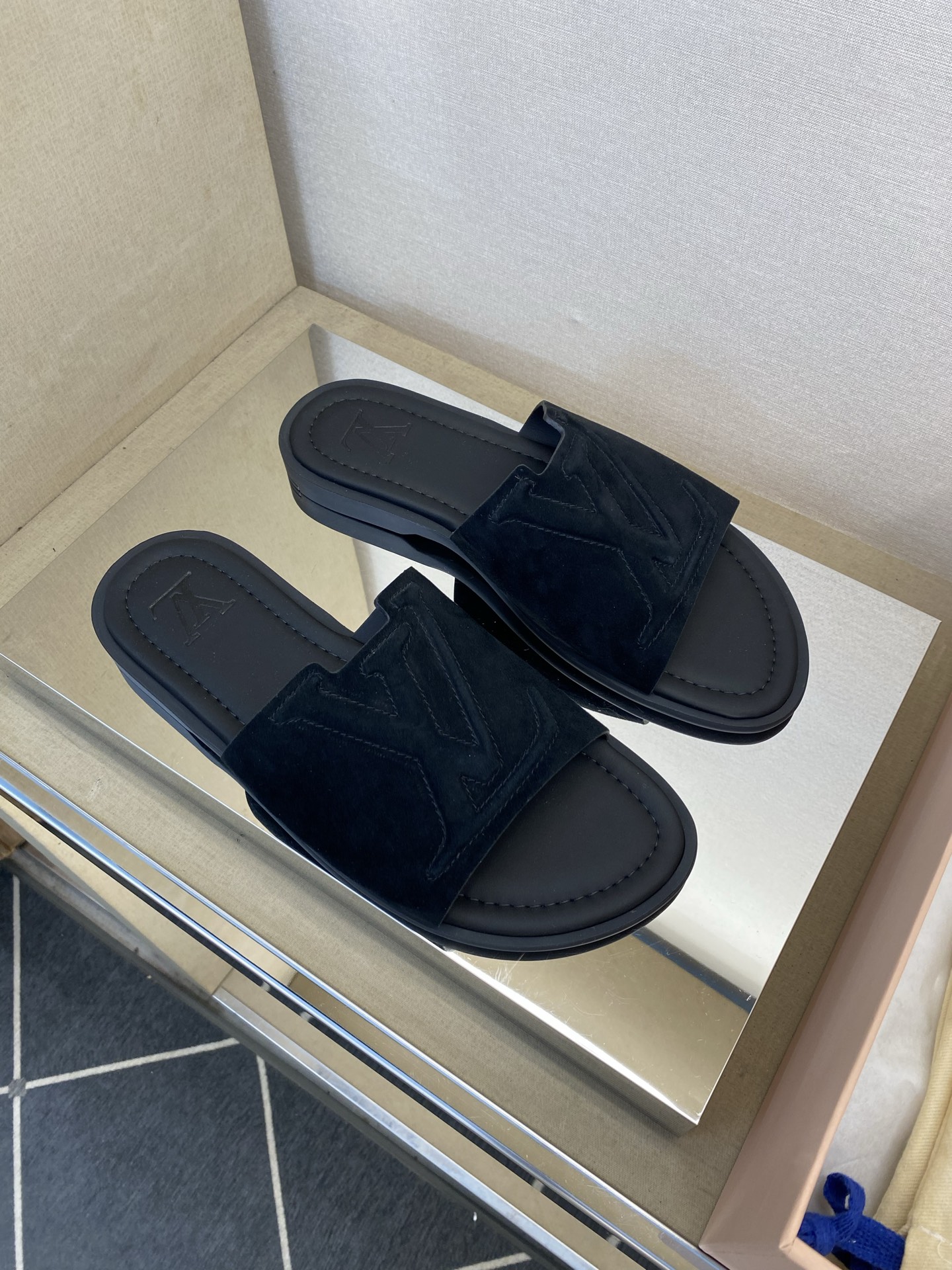 ⚠️【L *V】⚠️高品质,顶尖工艺品⚠️男士拖鞋⚠️正码:38 -45,46,47,订做⚠最新经典L压 ⚠️【L *V】⚠️高品质,顶尖工艺品⚠️男士拖鞋⚠️正码:38 -45,46,47,订做⚠最新经典L压
