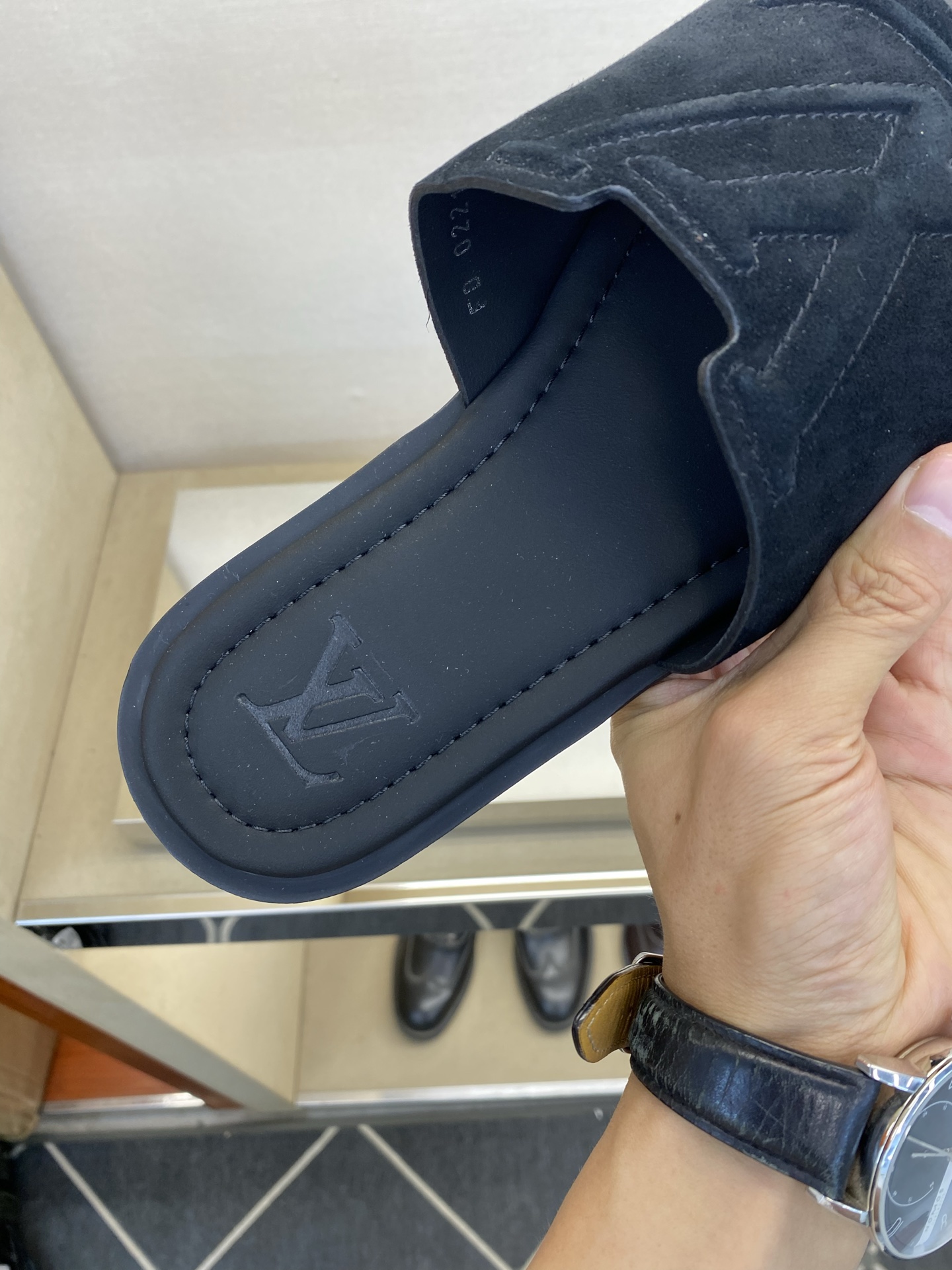 ⚠️【L *V】⚠️高品质,顶尖工艺品⚠️男士拖鞋⚠️正码:38 -45,46,47,订做⚠最新经典L压 ⚠️【L *V】⚠️高品质,顶尖工艺品⚠️男士拖鞋⚠️正码:38 -45,46,47,订做⚠最新经典L压