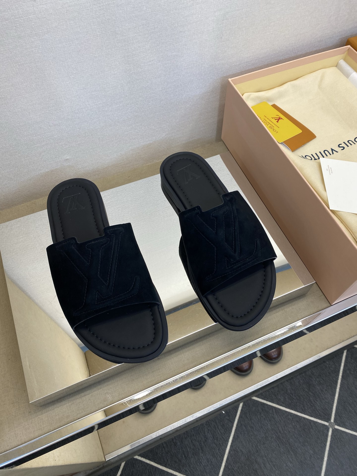 ⚠️【L ＊V】⚠️高品质，顶尖工艺品⚠️男士拖鞋⚠️正码：38 －45，46，47，订做⚠最新经典L压