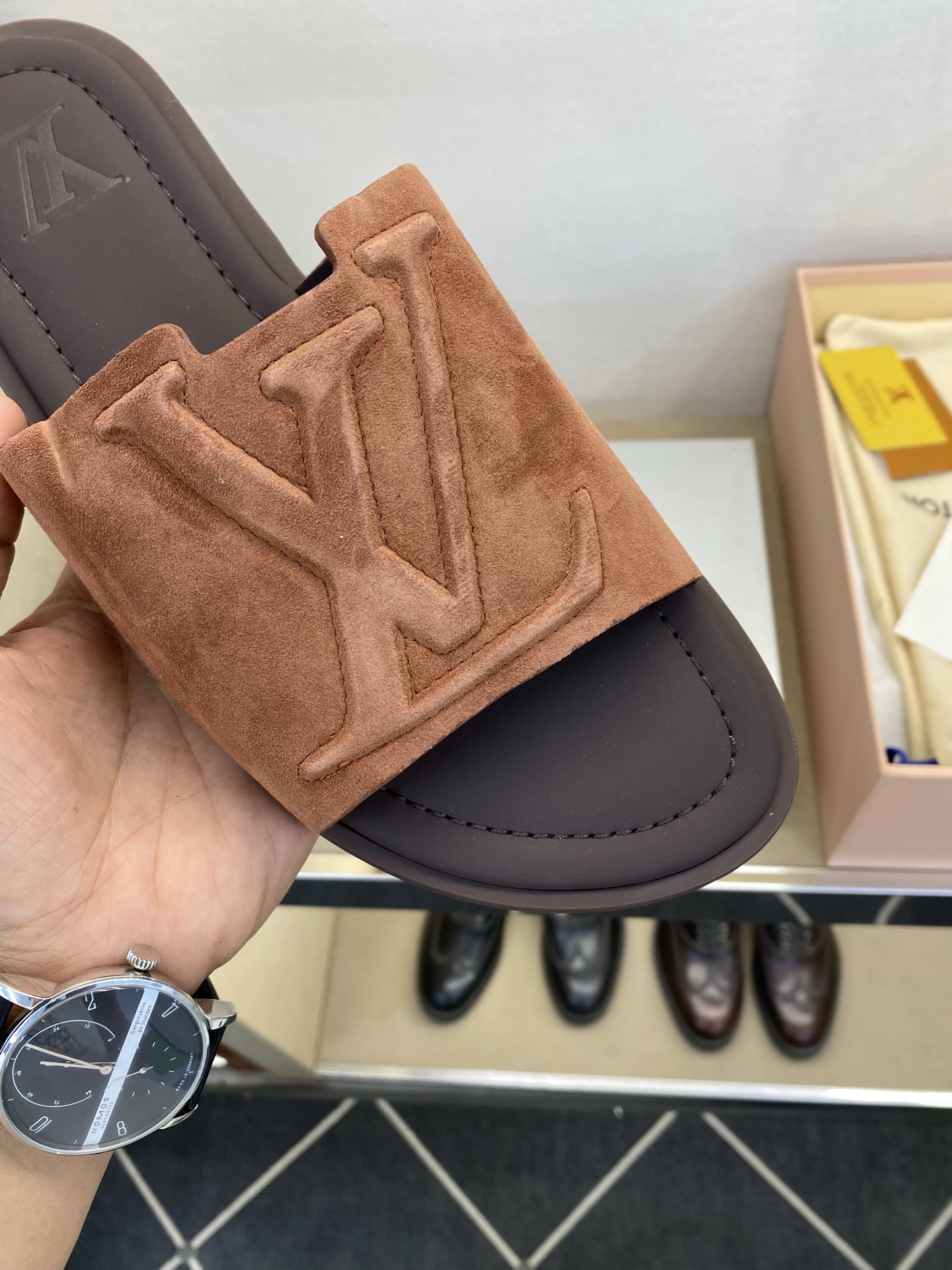 ⚠️【L *V】⚠️高品质,顶尖工艺品⚠️男士拖鞋⚠️正码:38 -45,46,47,订做⚠最新经典L压 ⚠️【L *V】⚠️高品质,顶尖工艺品⚠️男士拖鞋⚠️正码:38 -45,46,47,订做⚠最新经典L压