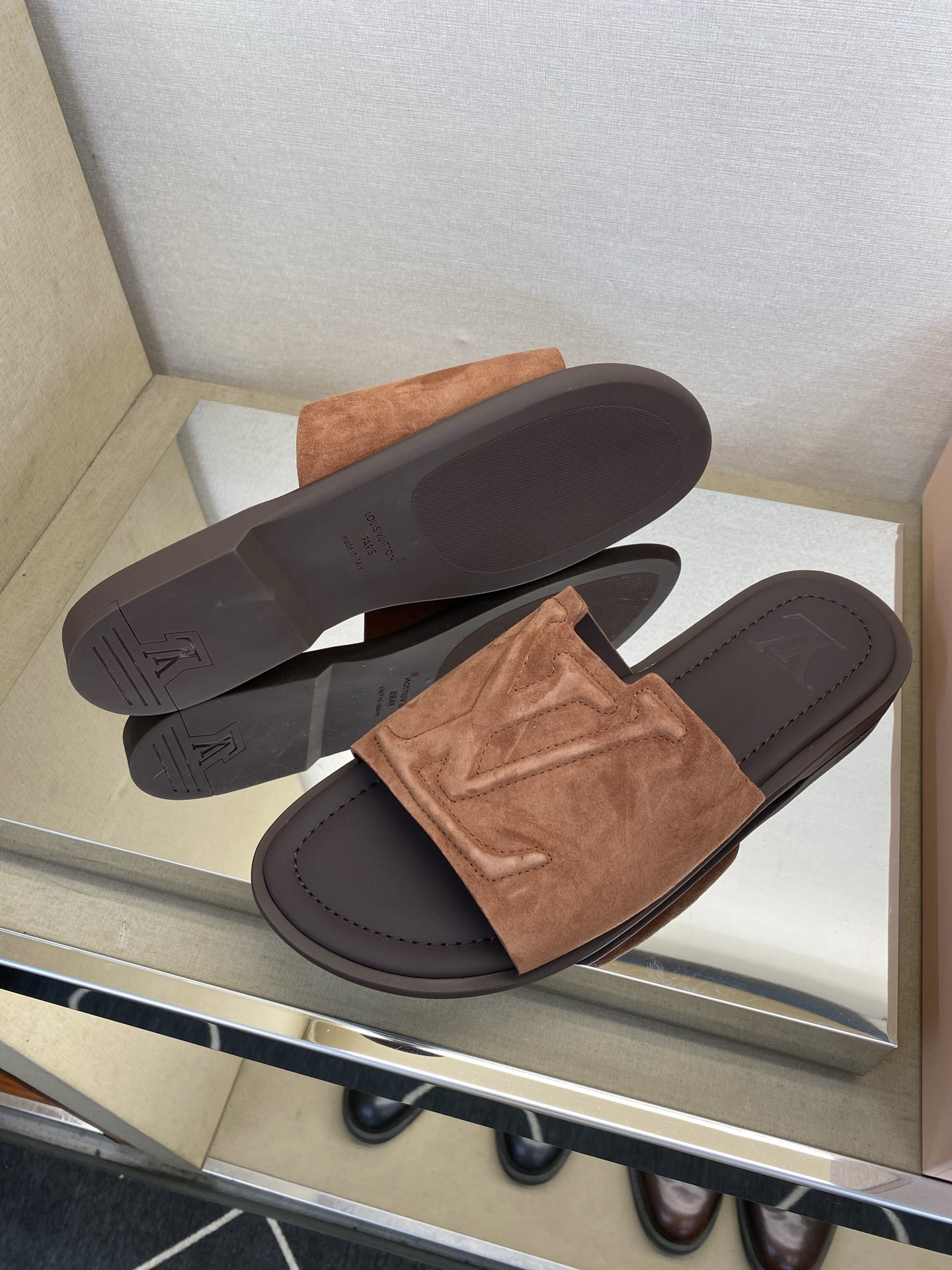 ⚠️【L *V】⚠️高品质,顶尖工艺品⚠️男士拖鞋⚠️正码:38 -45,46,47,订做⚠最新经典L压 ⚠️【L *V】⚠️高品质,顶尖工艺品⚠️男士拖鞋⚠️正码:38 -45,46,47,订做⚠最新经典L压