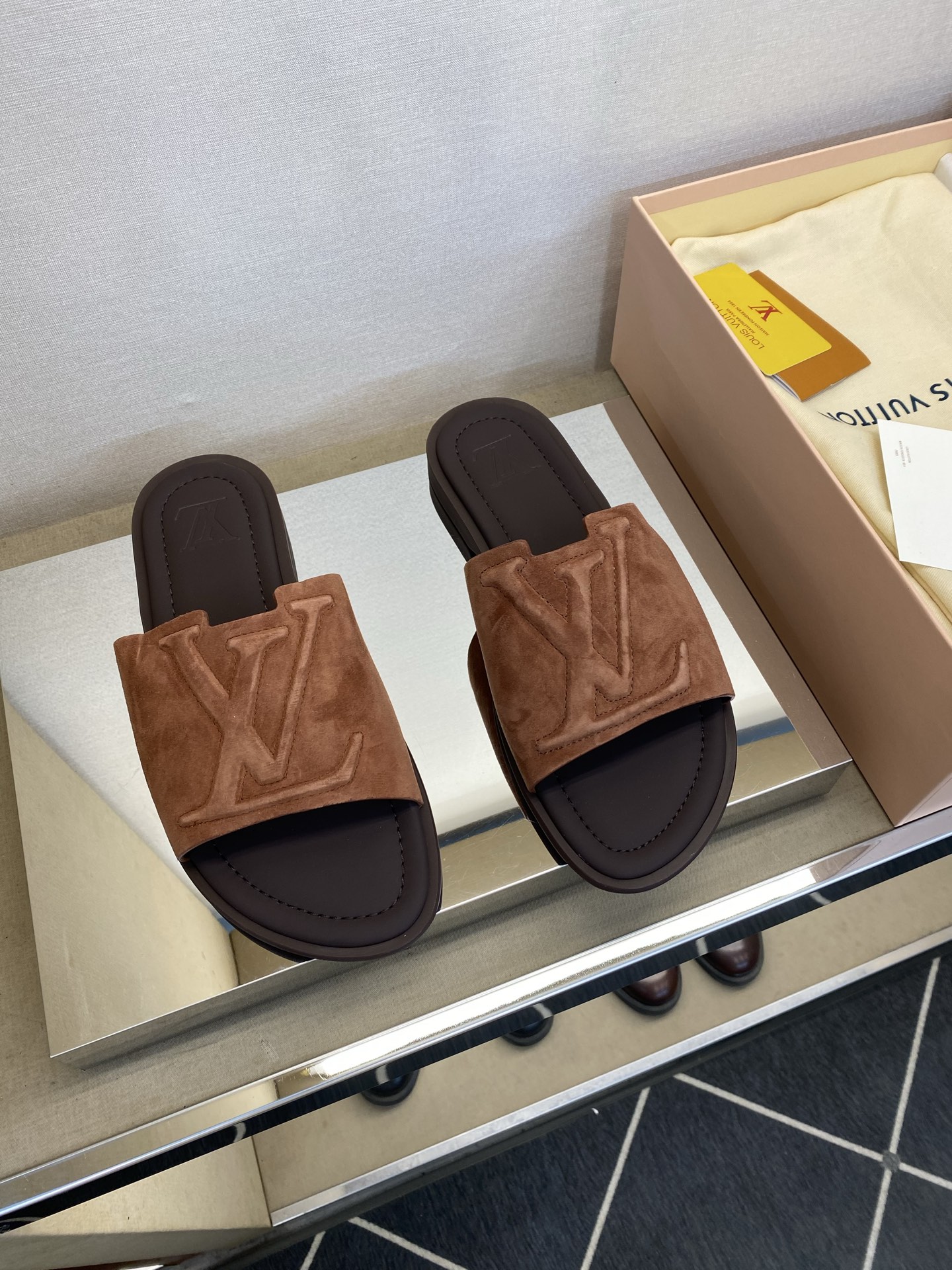 ⚠️【L ＊V】⚠️高品质，顶尖工艺品⚠️男士拖鞋⚠️正码：38 －45，46，47，订做⚠最新经典L压