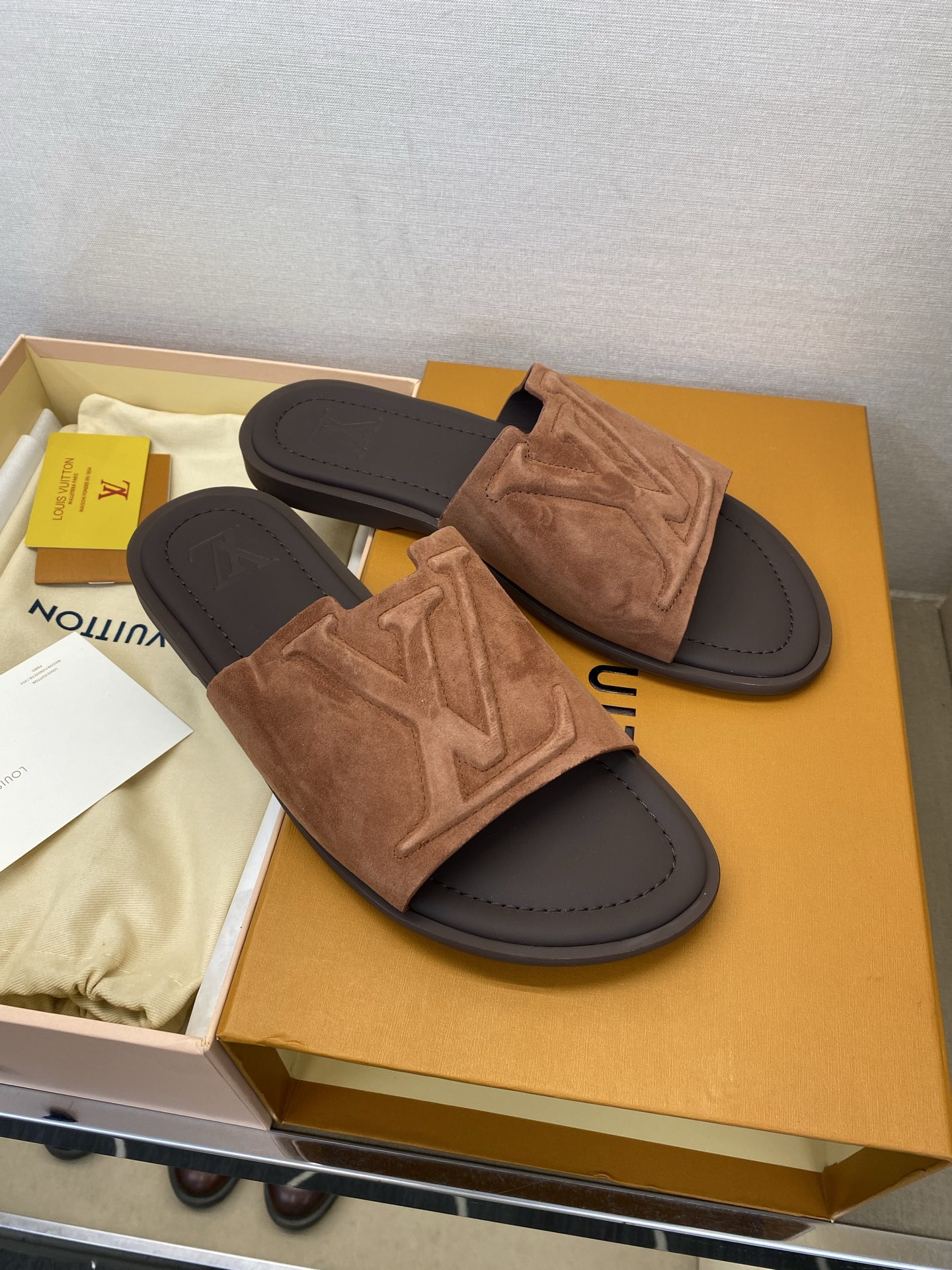 ⚠️【L *V】⚠️高品质,顶尖工艺品⚠️男士拖鞋⚠️正码:38 -45,46,47,订做⚠最新经典L压 ⚠️【L *V】⚠️高品质,顶尖工艺品⚠️男士拖鞋⚠️正码:38 -45,46,47,订做⚠最新经典L压