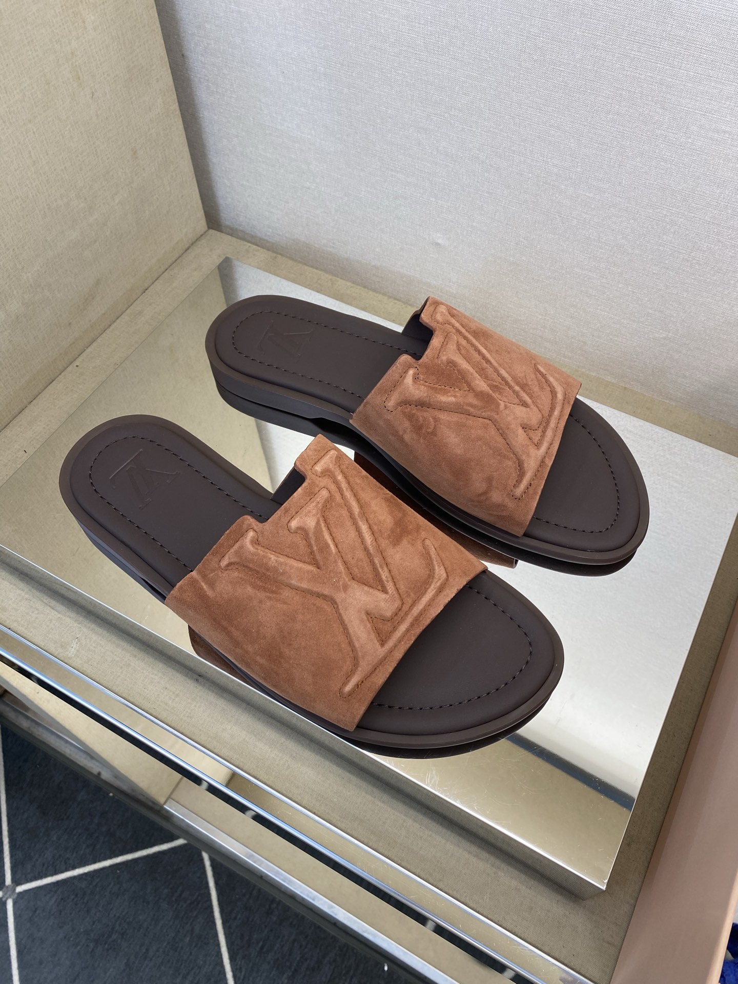 ⚠️【L *V】⚠️高品质,顶尖工艺品⚠️男士拖鞋⚠️正码:38 -45,46,47,订做⚠最新经典L压 ⚠️【L *V】⚠️高品质,顶尖工艺品⚠️男士拖鞋⚠️正码:38 -45,46,47,订做⚠最新经典L压