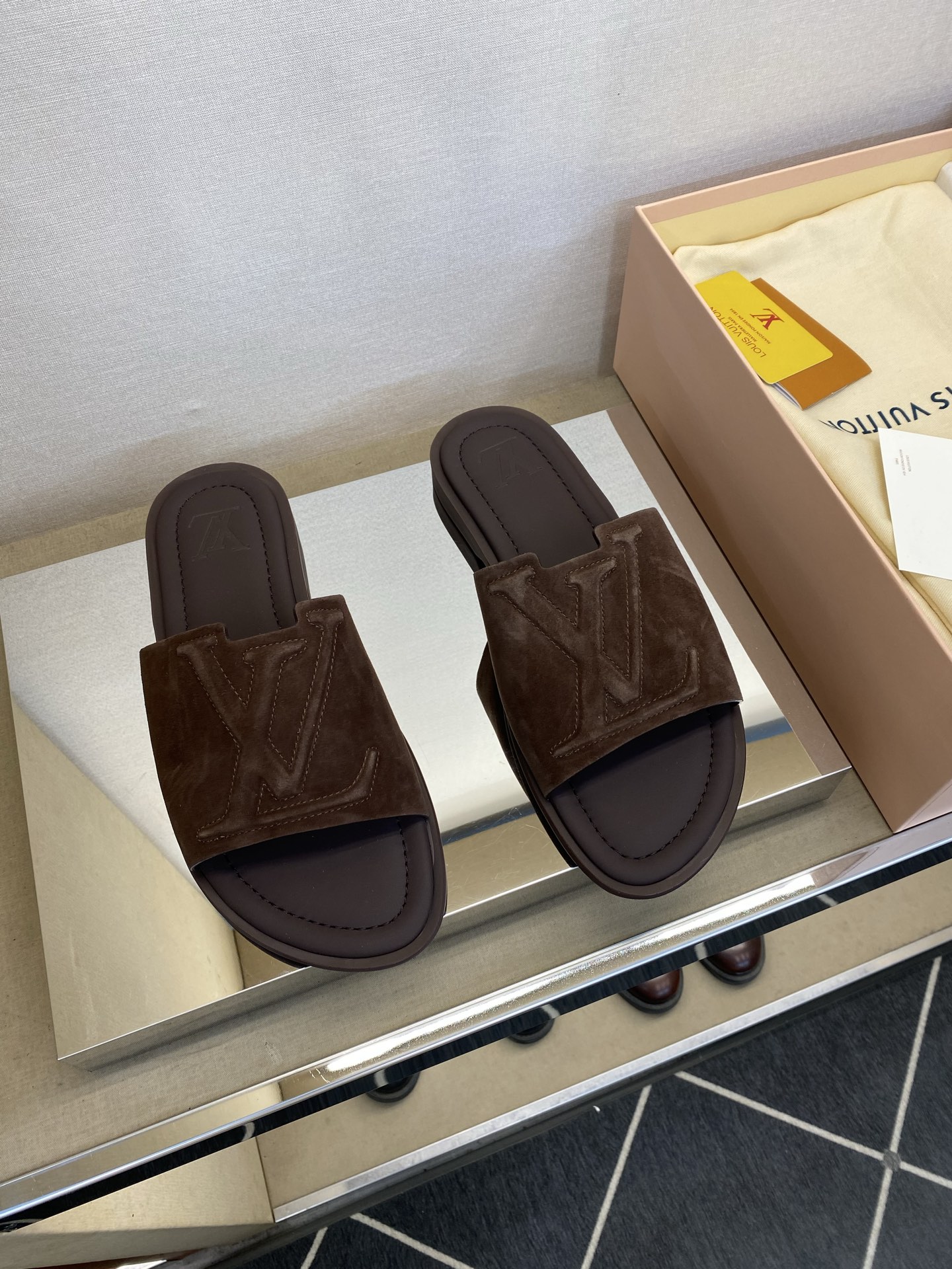 ⚠️【L ＊V】⚠️高品质，顶尖工艺品⚠️男士拖鞋⚠️正码：38 －45，46，47，订做⚠最新经典L压