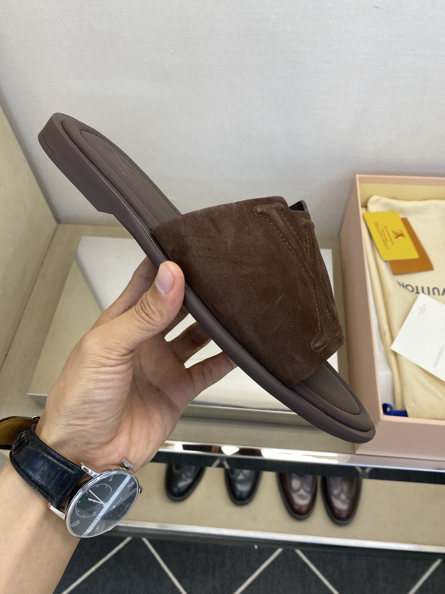 ⚠️【L *V】⚠️高品质,顶尖工艺品⚠️男士拖鞋⚠️正码:38 -45,46,47,订做⚠最新经典L压 ⚠️【L *V】⚠️高品质,顶尖工艺品⚠️男士拖鞋⚠️正码:38 -45,46,47,订做⚠最新经典L压