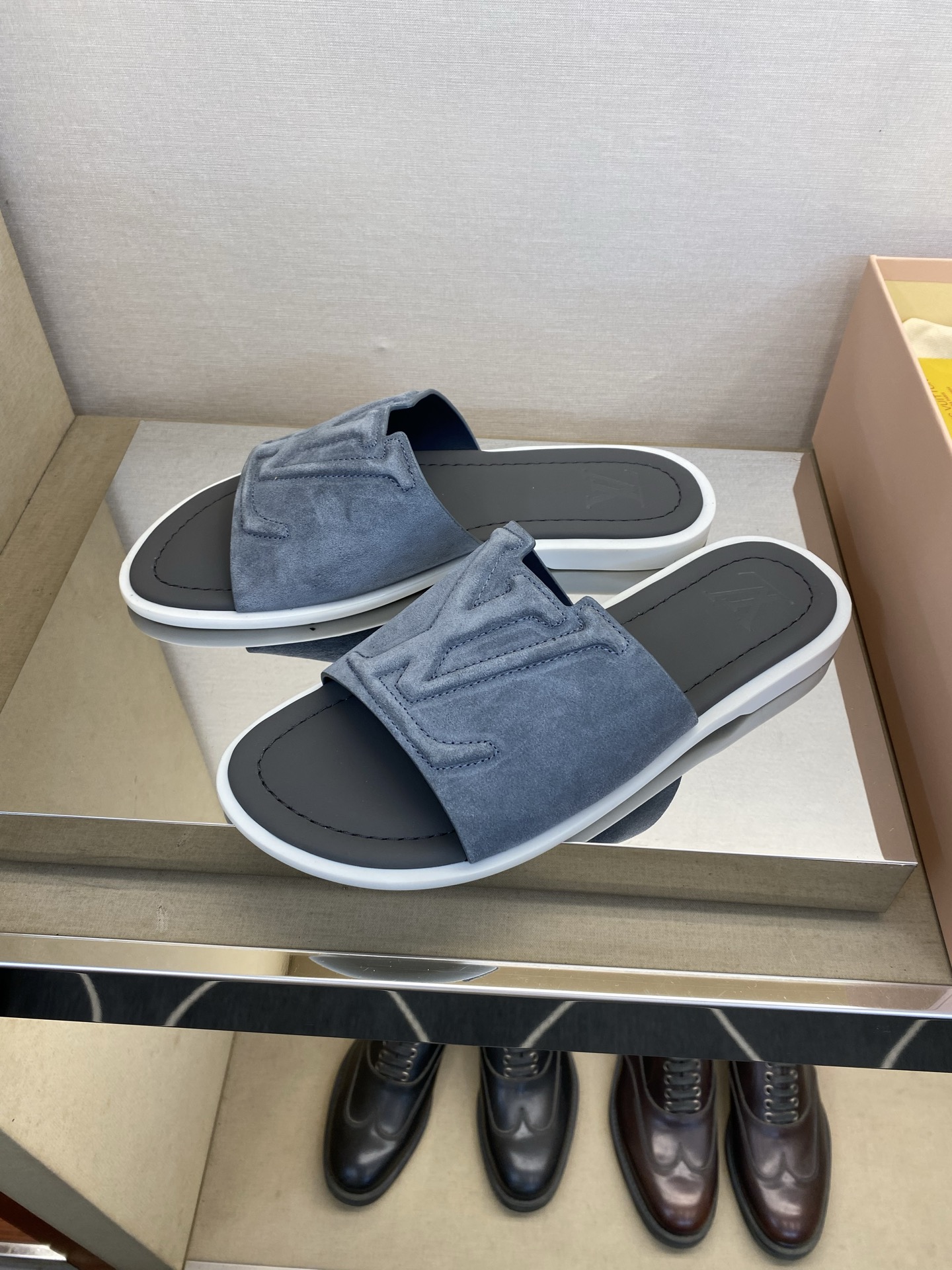 ⚠️【L ＊V】⚠️高品质，顶尖工艺品⚠️男士拖鞋⚠️正码：38 －45，46，47，订做⚠最新经典L压