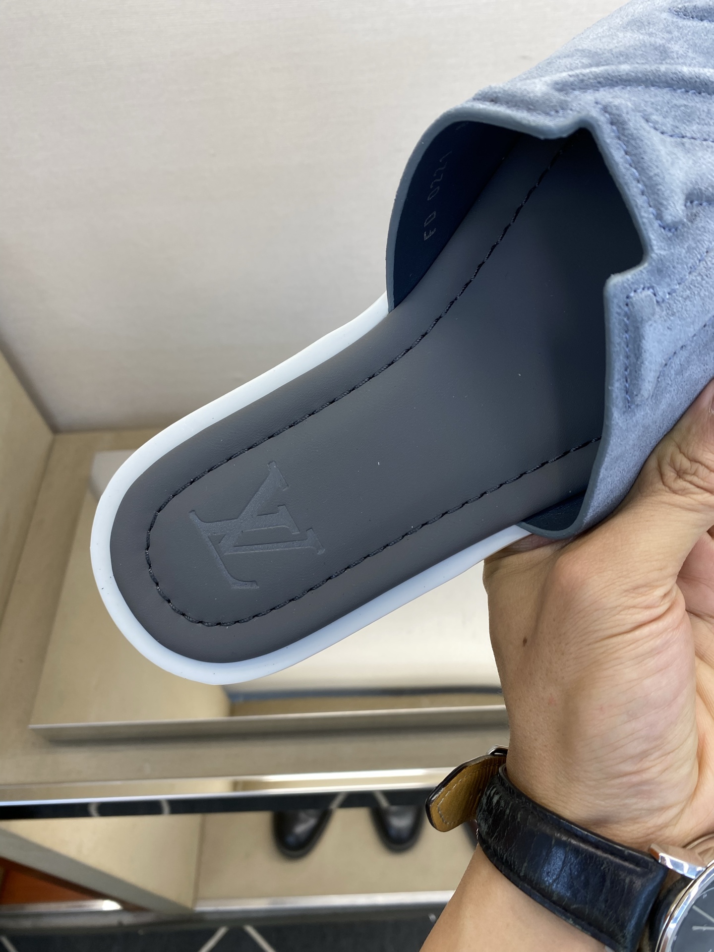 ⚠️【L ＊V】⚠️高品质，顶尖工艺品⚠️男士拖鞋⚠️正码：38 －45，46，47，订做⚠最新经典L压