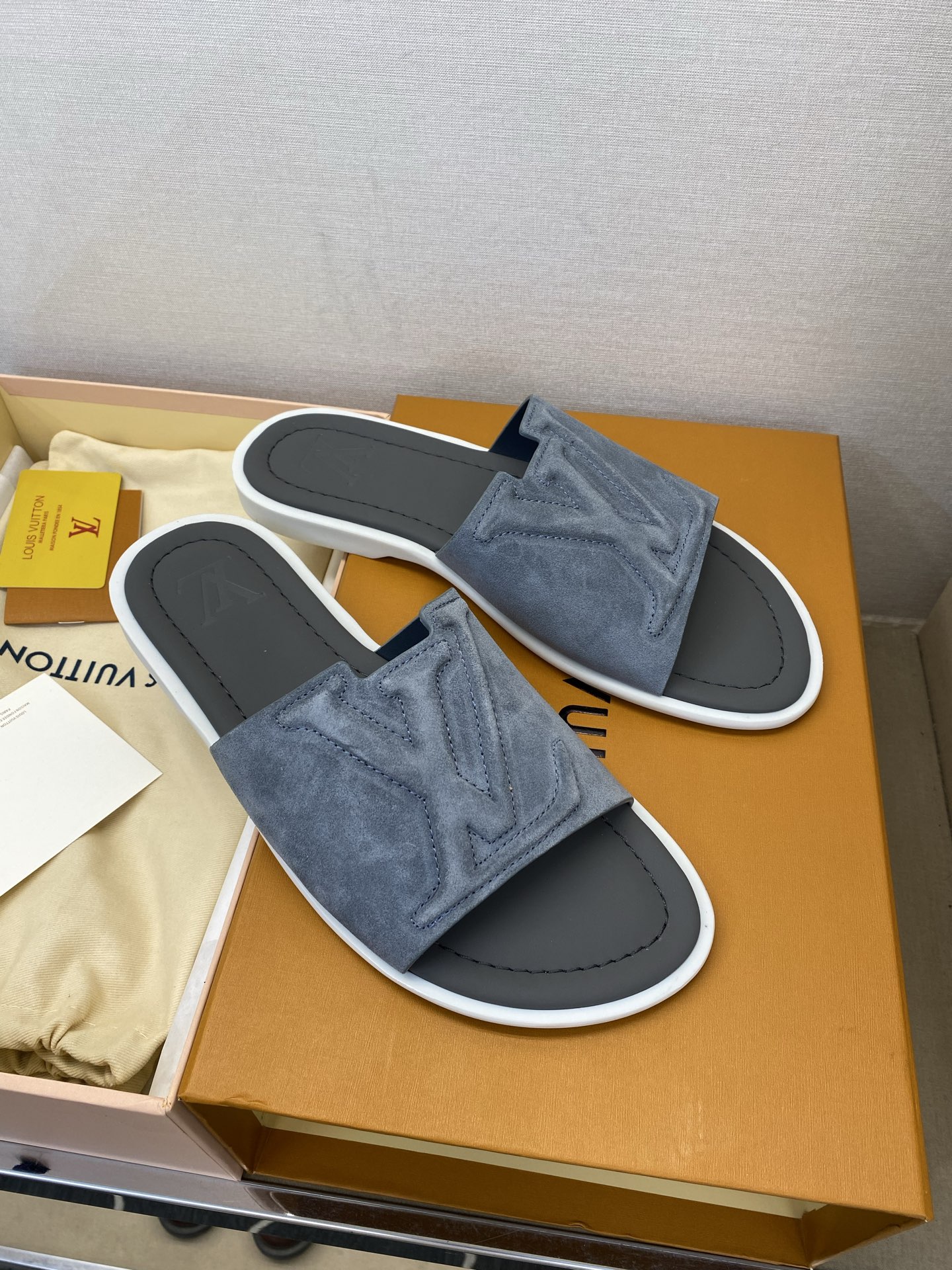 ⚠️【L ＊V】⚠️高品质，顶尖工艺品⚠️男士拖鞋⚠️正码：38 －45，46，47，订做⚠最新经典L压