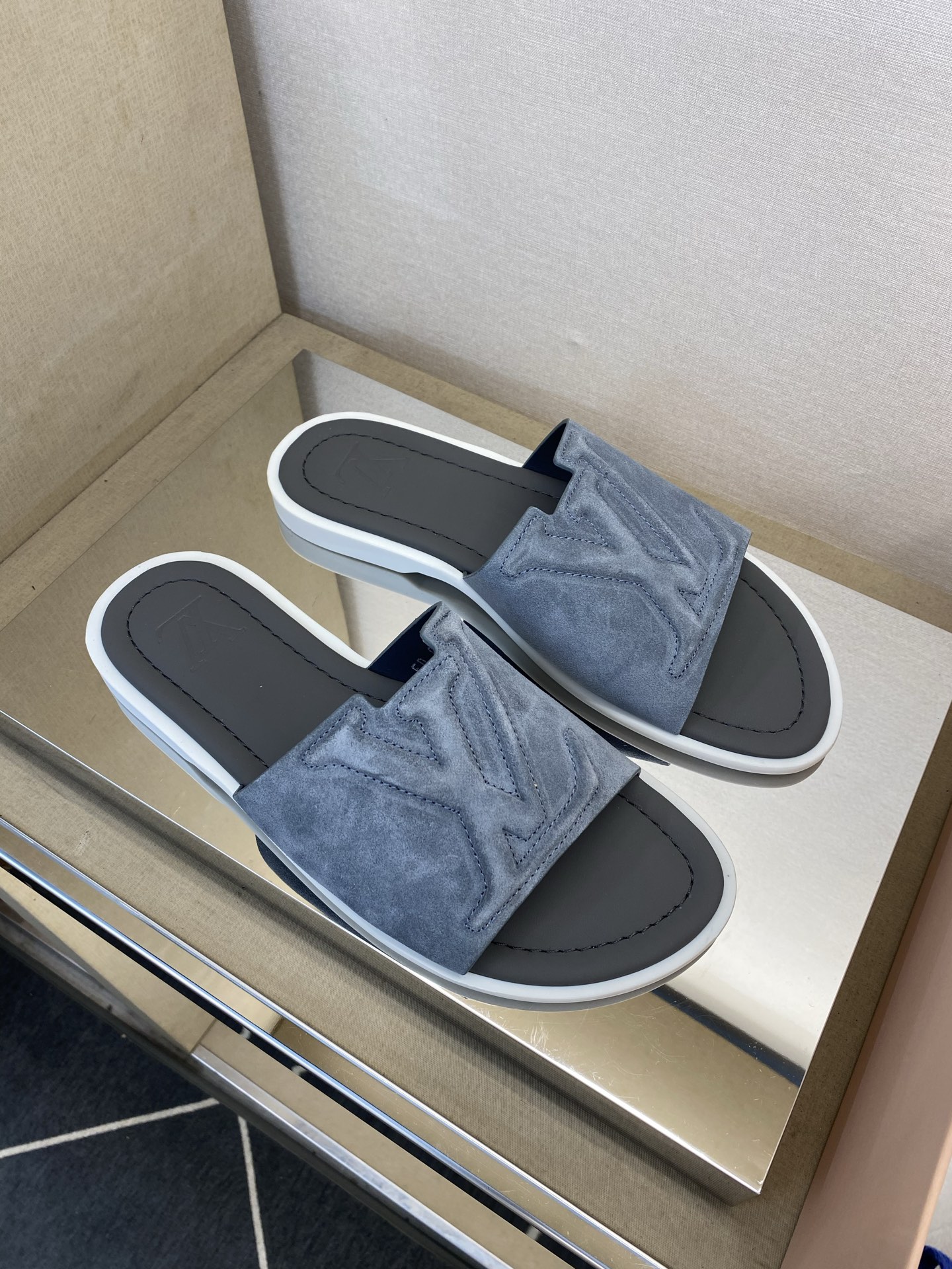 ⚠️【L ＊V】⚠️高品质，顶尖工艺品⚠️男士拖鞋⚠️正码：38 －45，46，47，订做⚠最新经典L压