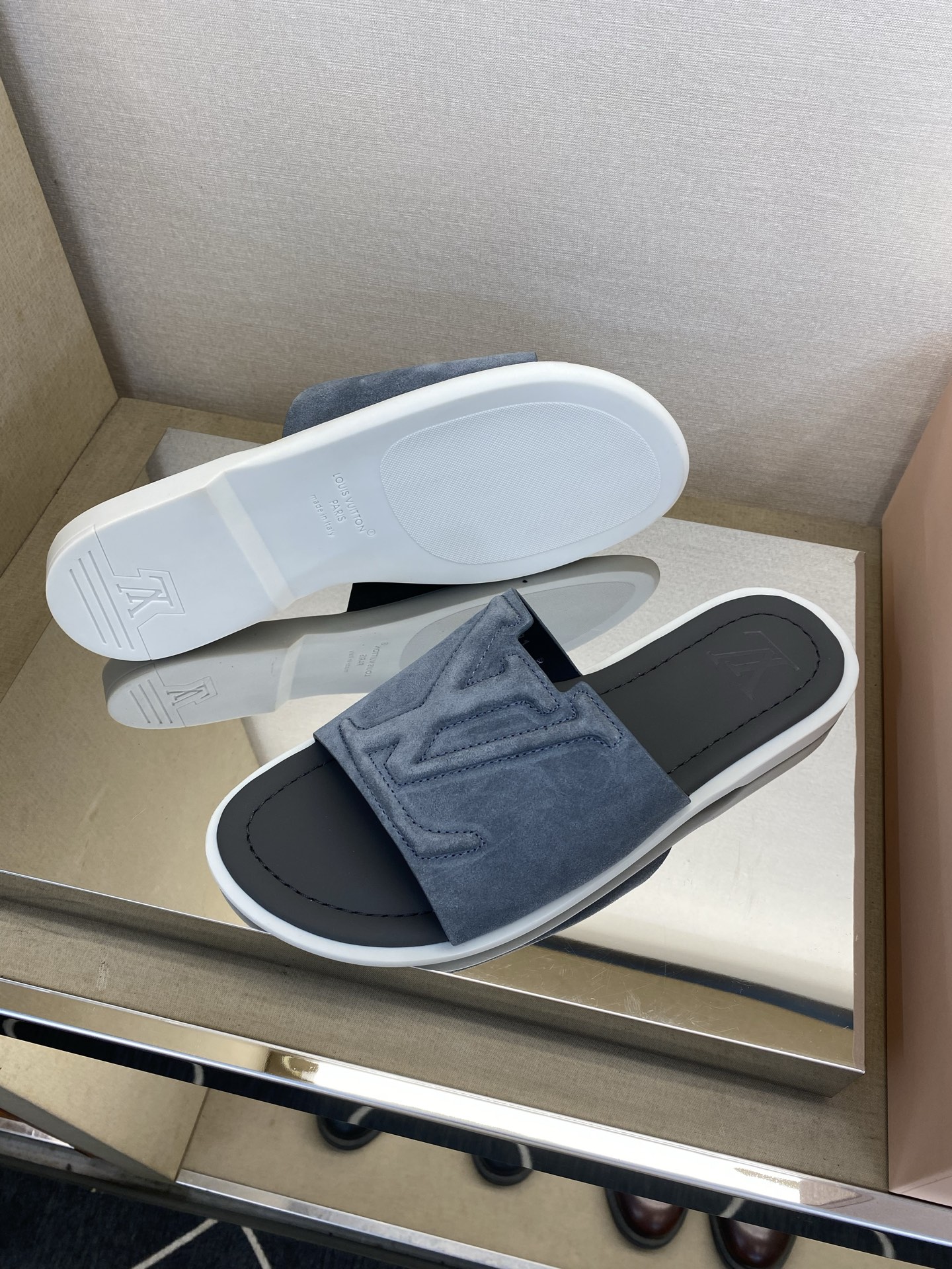 ⚠️【L ＊V】⚠️高品质，顶尖工艺品⚠️男士拖鞋⚠️正码：38 －45，46，47，订做⚠最新经典L压