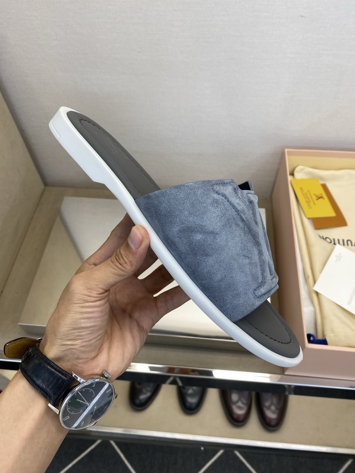 ⚠️【L ＊V】⚠️高品质，顶尖工艺品⚠️男士拖鞋⚠️正码：38 －45，46，47，订做⚠最新经典L压