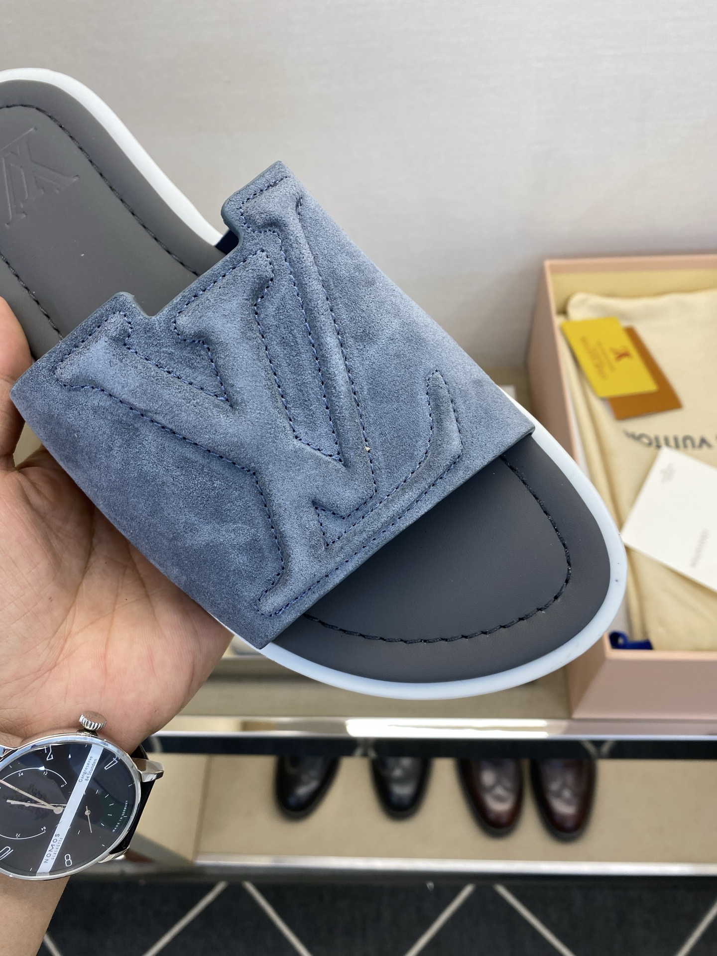⚠️【L ＊V】⚠️高品质，顶尖工艺品⚠️男士拖鞋⚠️正码：38 －45，46，47，订做⚠最新经典L压