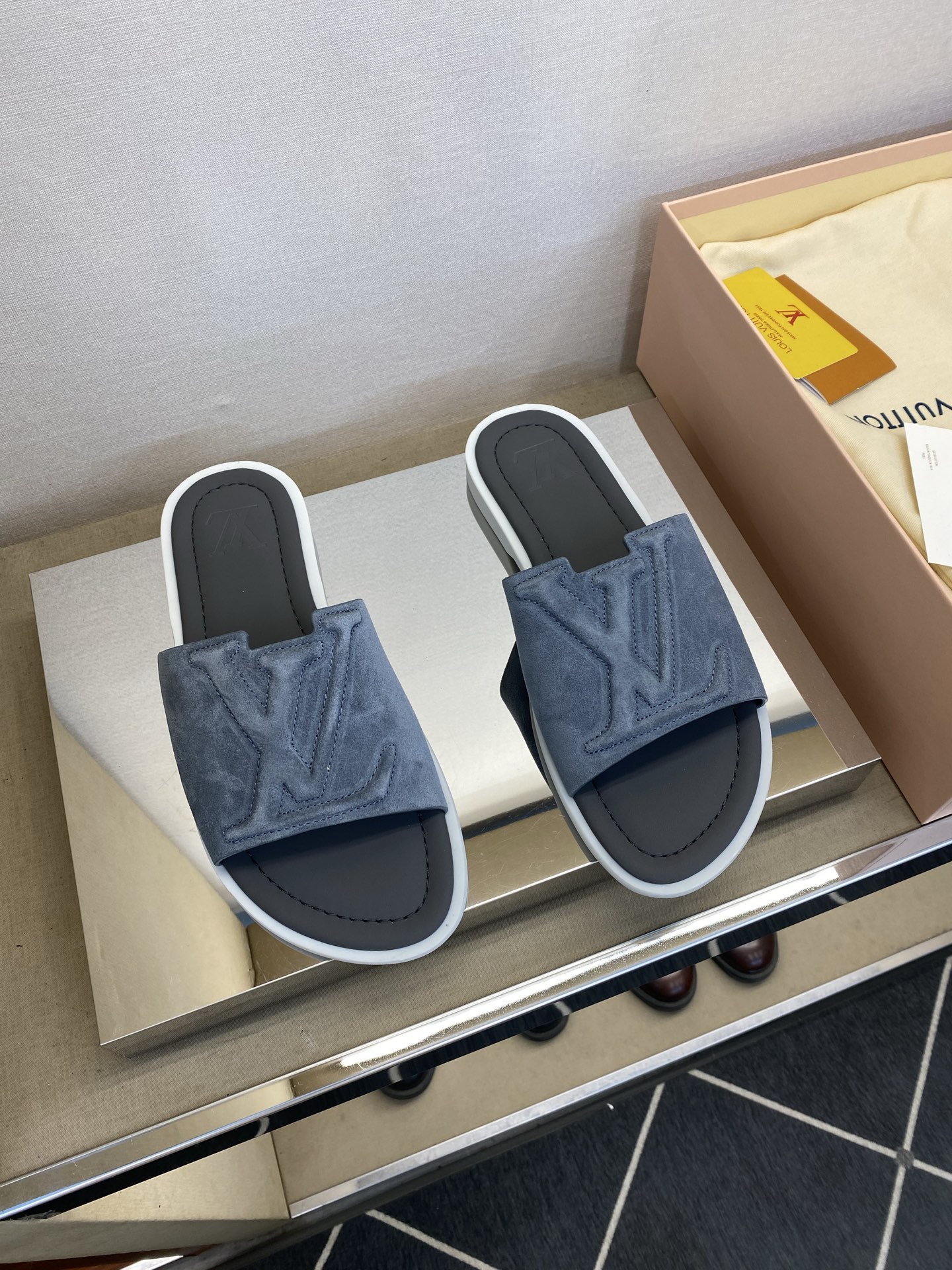 ⚠️【L ＊V】⚠️高品质，顶尖工艺品⚠️男士拖鞋⚠️正码：38 －45，46，47，订做⚠最新经典L压