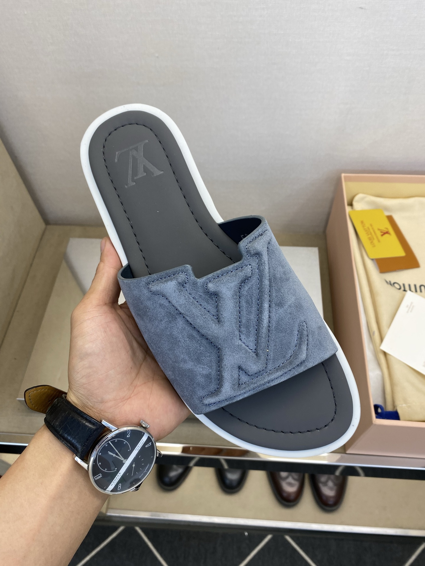 ⚠️【L ＊V】⚠️高品质，顶尖工艺品⚠️男士拖鞋⚠️正码：38 －45，46，47，订做⚠最新经典L压