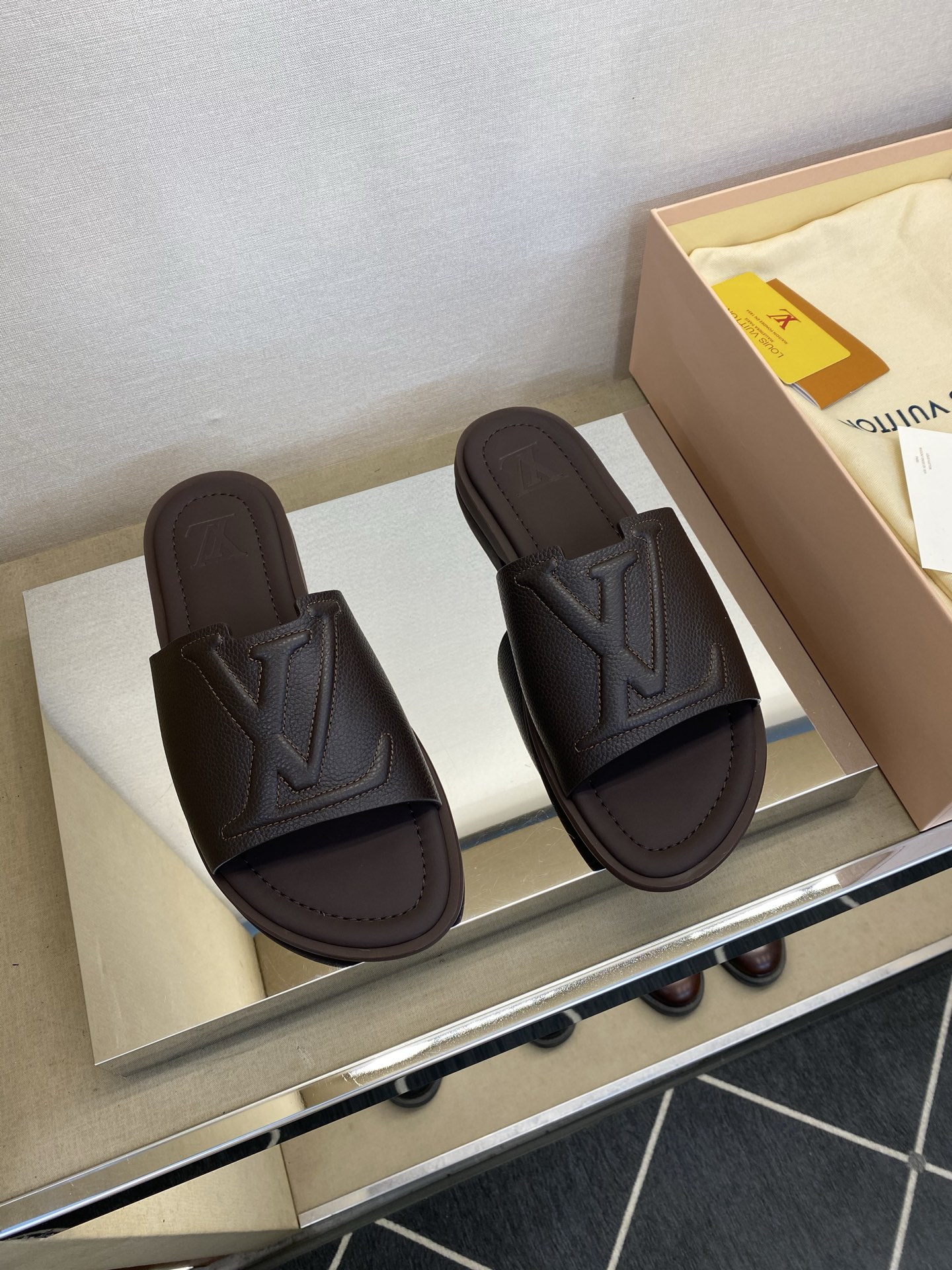 ⚠️【L ＊V】⚠️高品质，顶尖工艺品⚠️男士拖鞋⚠️正码：38 －45，46，47，订做⚠最新经典L压