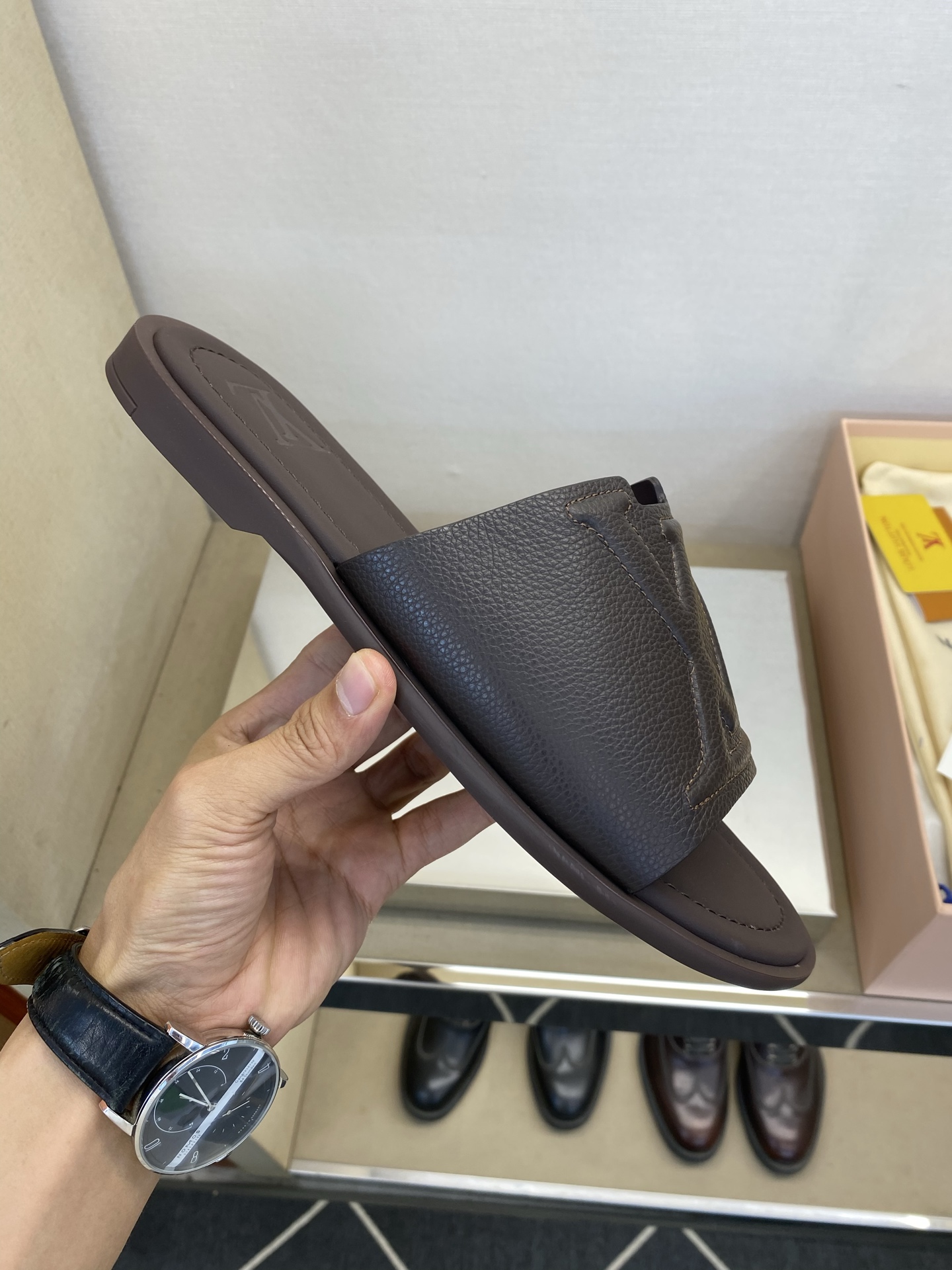 ⚠️【L ＊V】⚠️高品质，顶尖工艺品⚠️男士拖鞋⚠️正码：38 －45，46，47，订做⚠最新经典L压