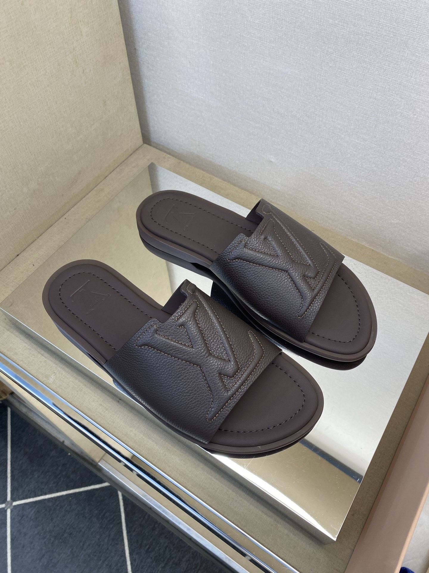 ⚠️【L ＊V】⚠️高品质，顶尖工艺品⚠️男士拖鞋⚠️正码：38 －45，46，47，订做⚠最新经典L压
