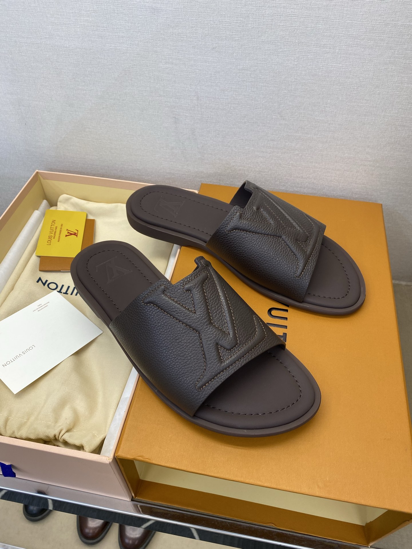 ⚠️【L ＊V】⚠️高品质，顶尖工艺品⚠️男士拖鞋⚠️正码：38 －45，46，47，订做⚠最新经典L压