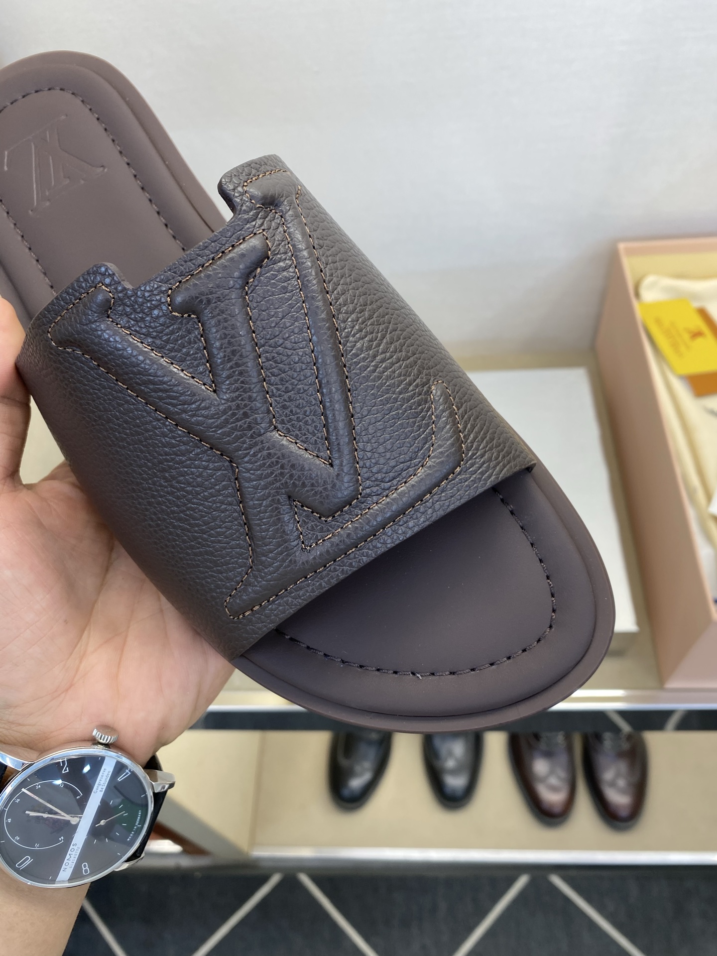 ⚠️【L ＊V】⚠️高品质，顶尖工艺品⚠️男士拖鞋⚠️正码：38 －45，46，47，订做⚠最新经典L压