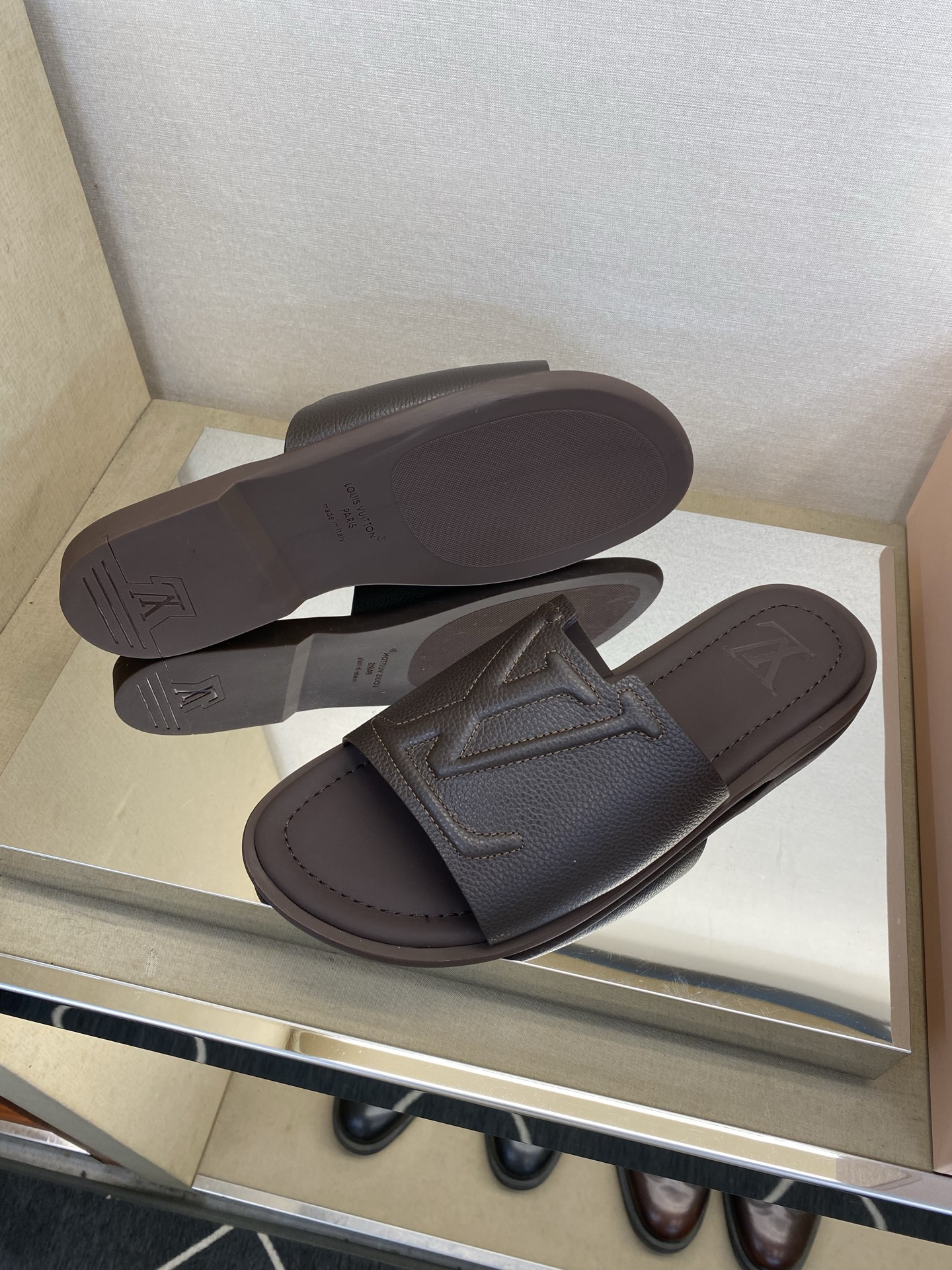 ⚠️【L ＊V】⚠️高品质，顶尖工艺品⚠️男士拖鞋⚠️正码：38 －45，46，47，订做⚠最新经典L压
