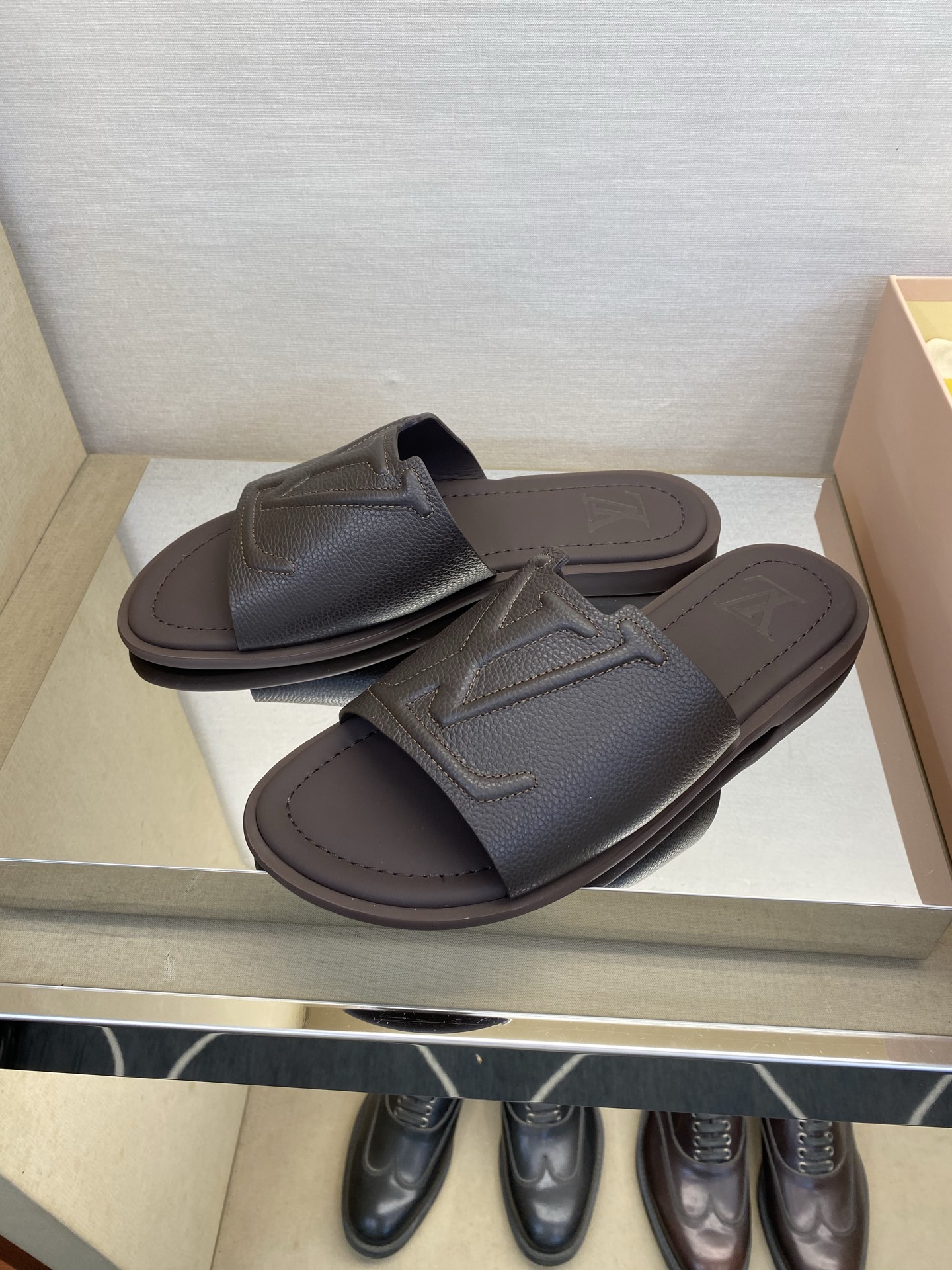 ⚠️【L ＊V】⚠️高品质，顶尖工艺品⚠️男士拖鞋⚠️正码：38 －45，46，47，订做⚠最新经典L压