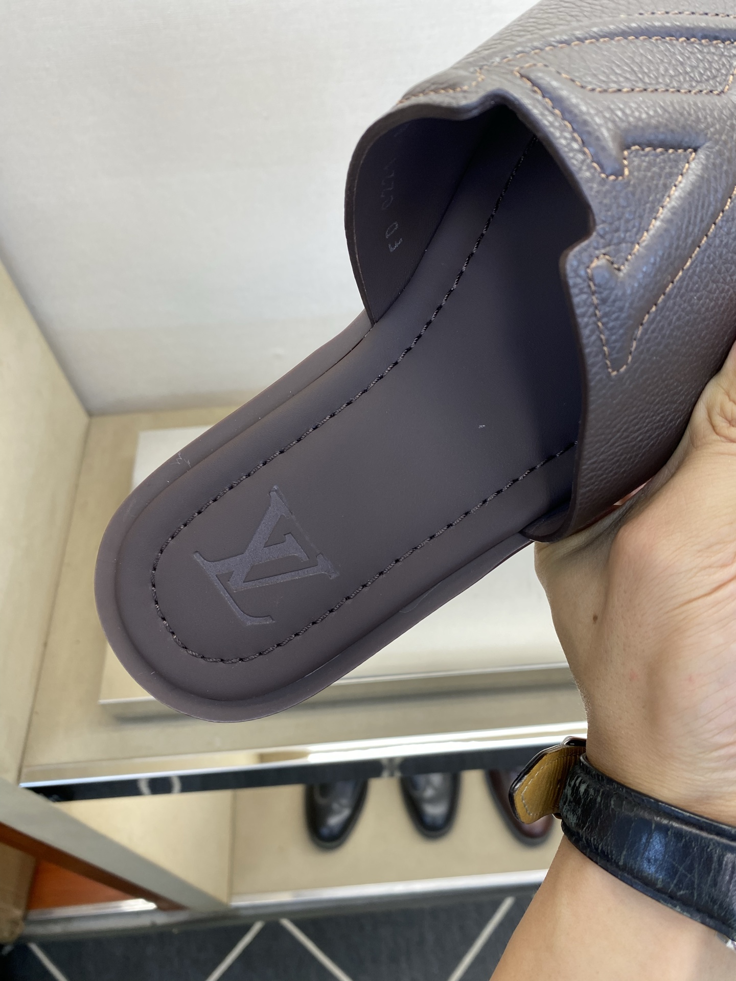 ⚠️【L ＊V】⚠️高品质，顶尖工艺品⚠️男士拖鞋⚠️正码：38 －45，46，47，订做⚠最新经典L压