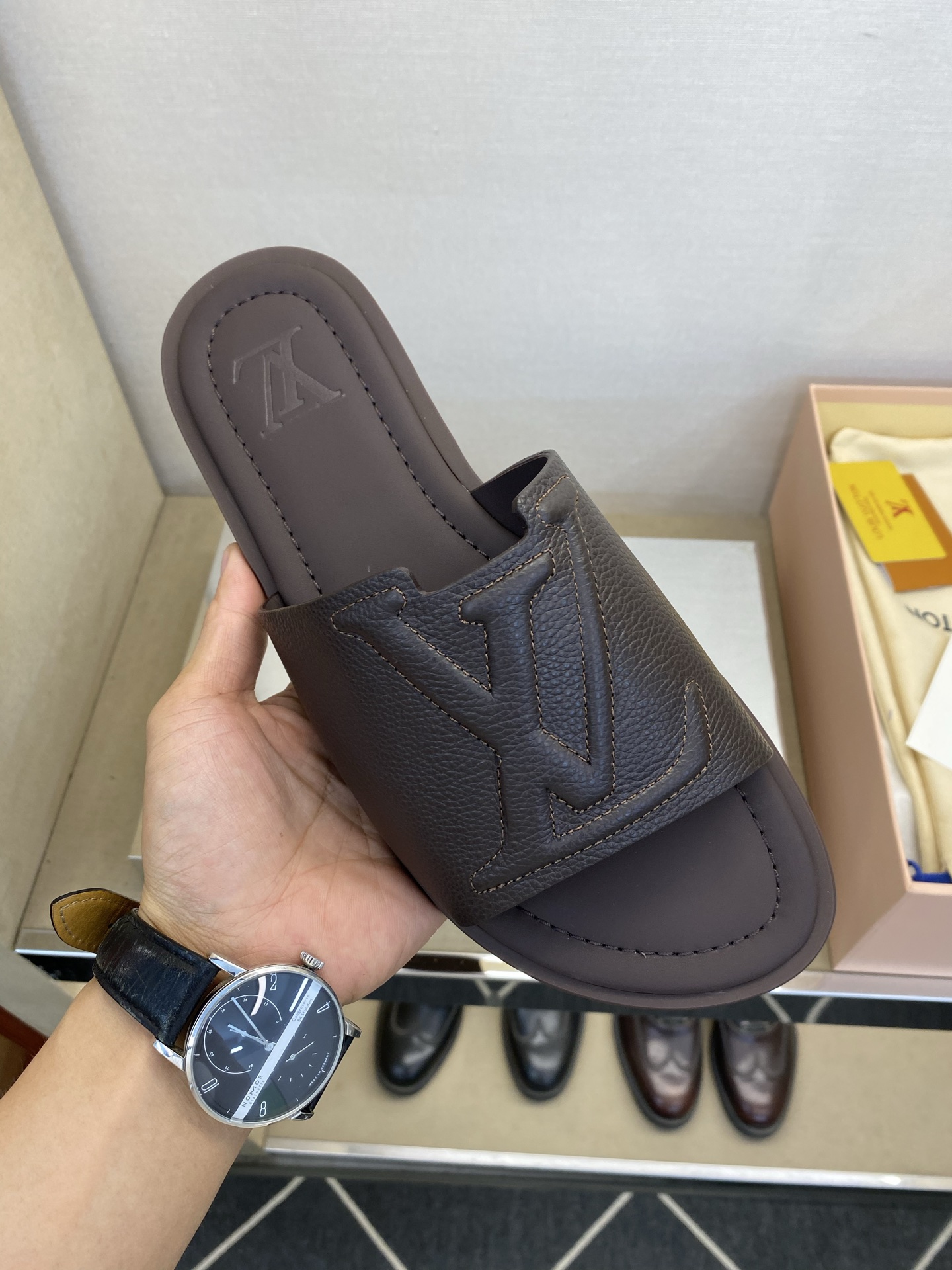 ⚠️【L ＊V】⚠️高品质，顶尖工艺品⚠️男士拖鞋⚠️正码：38 －45，46，47，订做⚠最新经典L压
