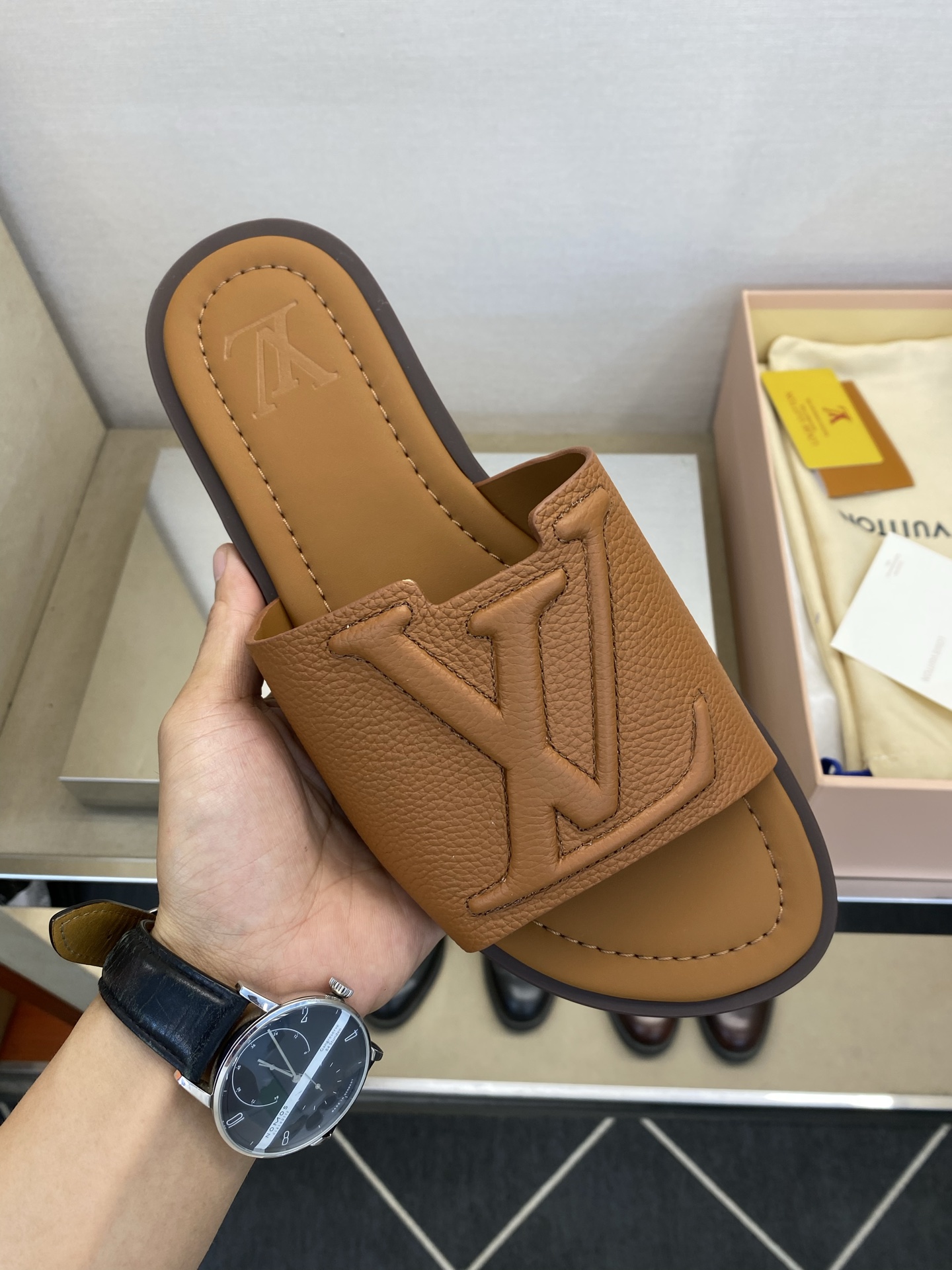 ⚠️【L ＊V】⚠️高品质，顶尖工艺品⚠️男士拖鞋⚠️正码：38 －45，46，47，订做⚠最新经典L压