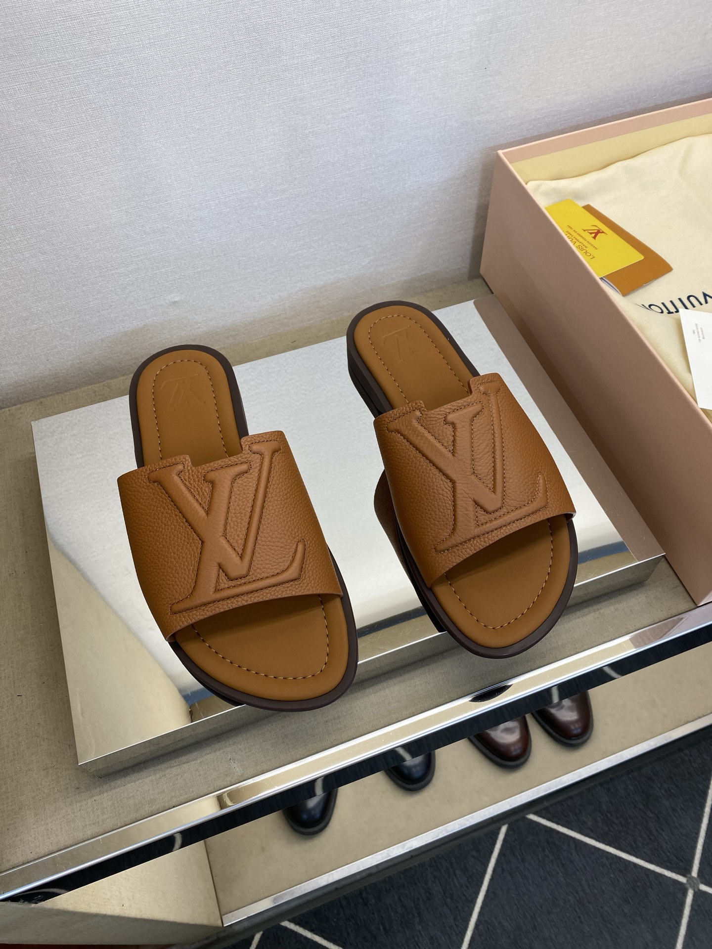 ⚠️【L ＊V】⚠️高品质，顶尖工艺品⚠️男士拖鞋⚠️正码：38 －45，46，47，订做⚠最新经典L压
