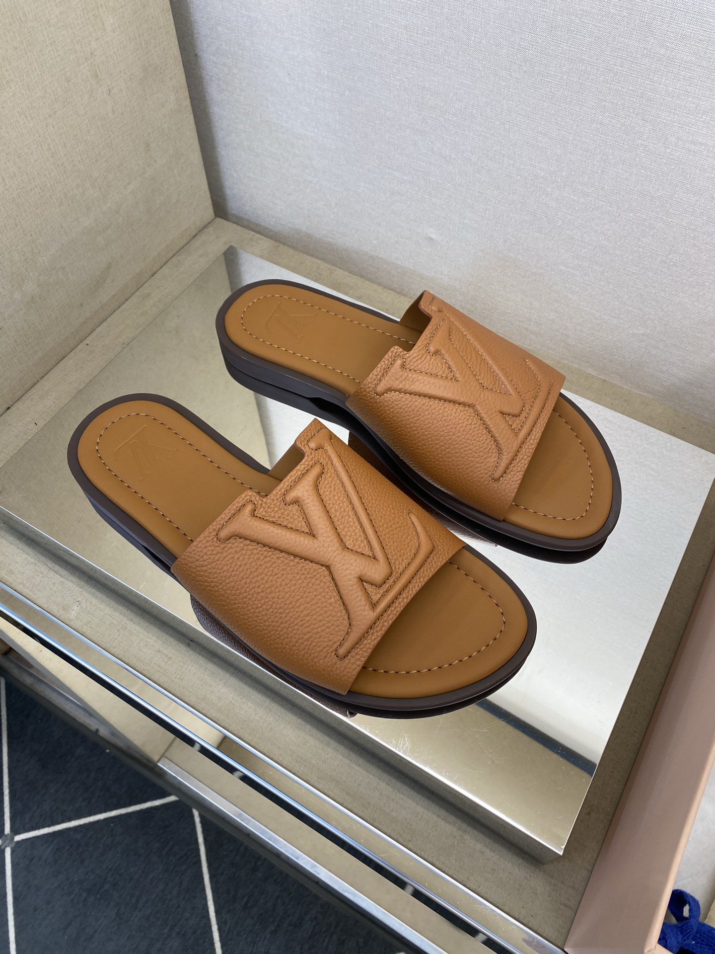 ⚠️【L ＊V】⚠️高品质，顶尖工艺品⚠️男士拖鞋⚠️正码：38 －45，46，47，订做⚠最新经典L压