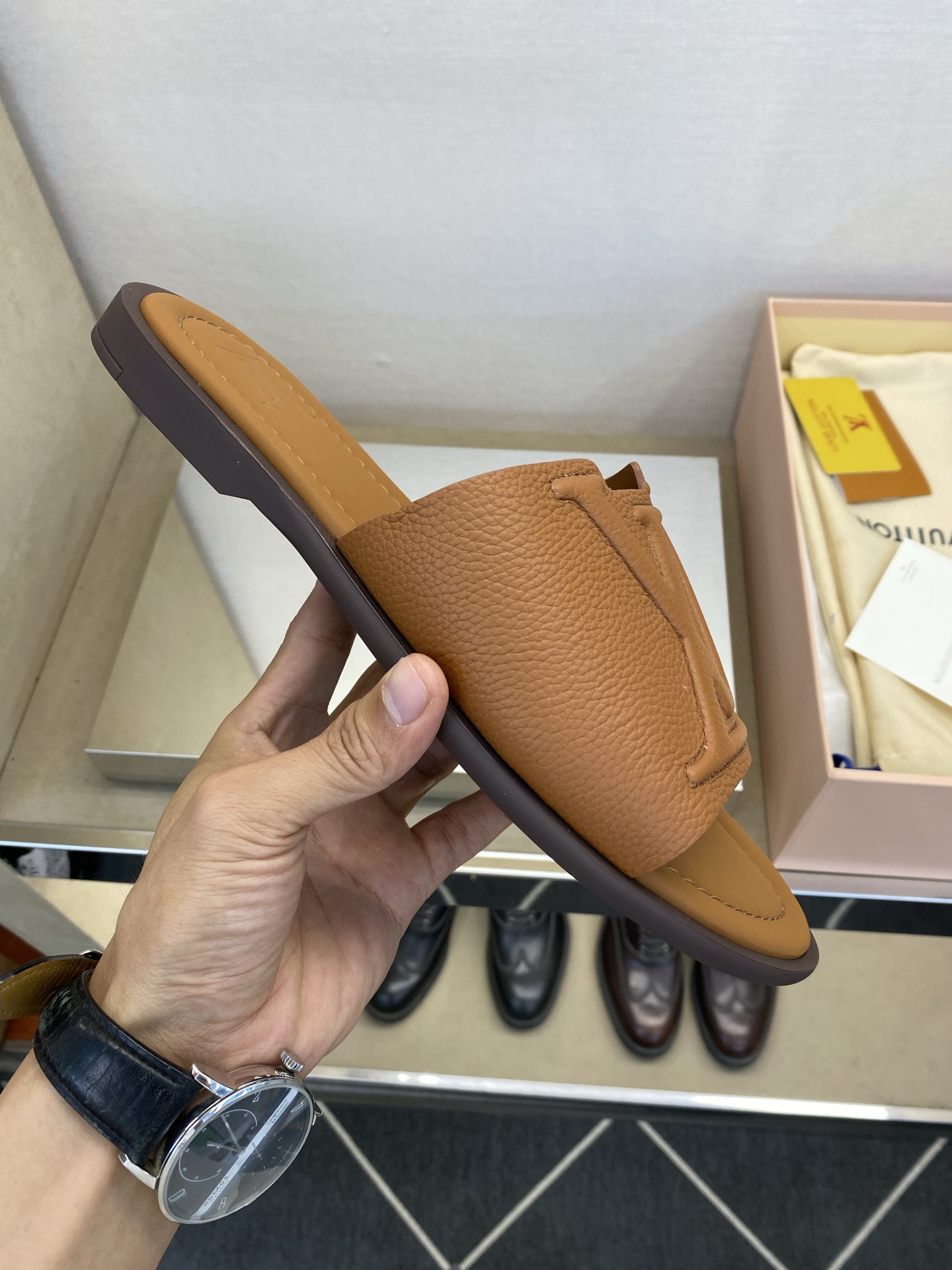 ⚠️【L ＊V】⚠️高品质，顶尖工艺品⚠️男士拖鞋⚠️正码：38 －45，46，47，订做⚠最新经典L压