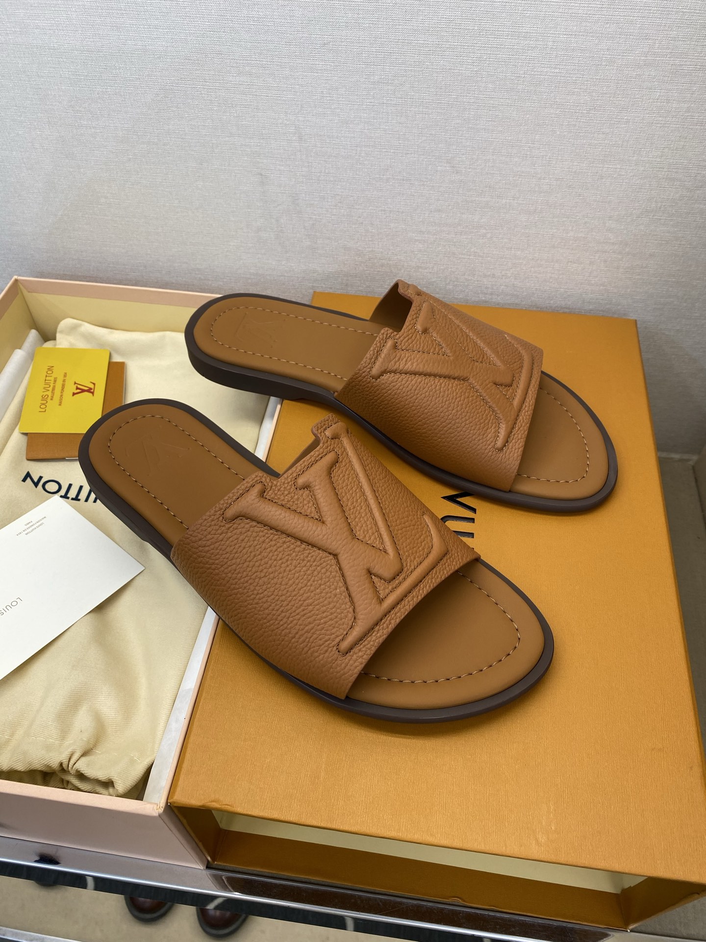 ⚠️【L ＊V】⚠️高品质，顶尖工艺品⚠️男士拖鞋⚠️正码：38 －45，46，47，订做⚠最新经典L压