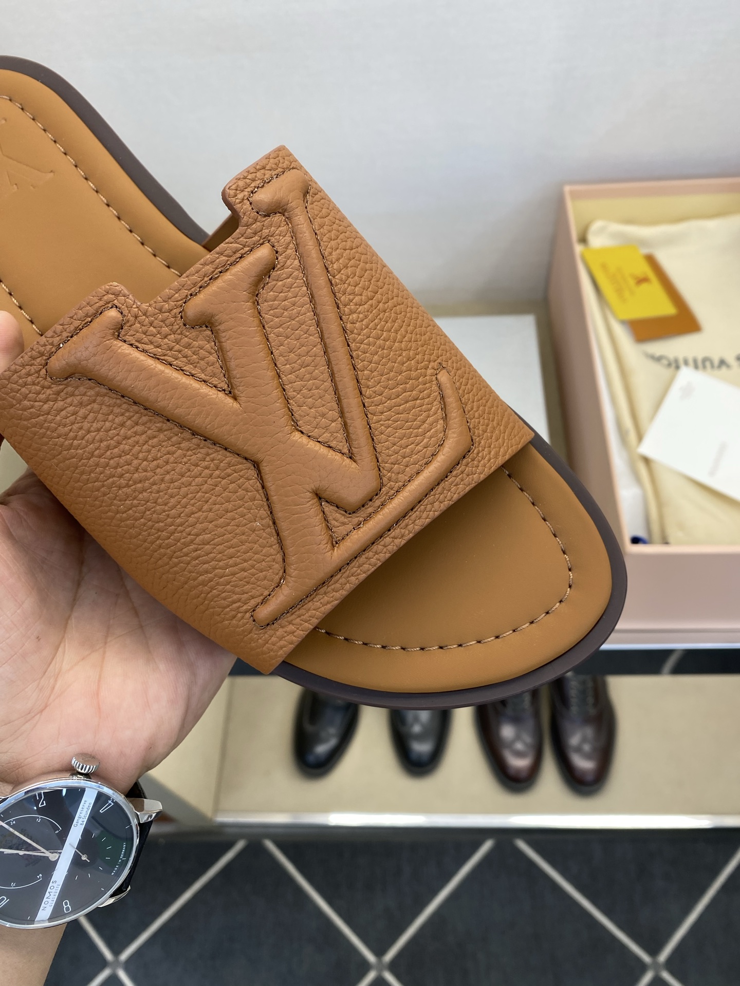⚠️【L ＊V】⚠️高品质，顶尖工艺品⚠️男士拖鞋⚠️正码：38 －45，46，47，订做⚠最新经典L压