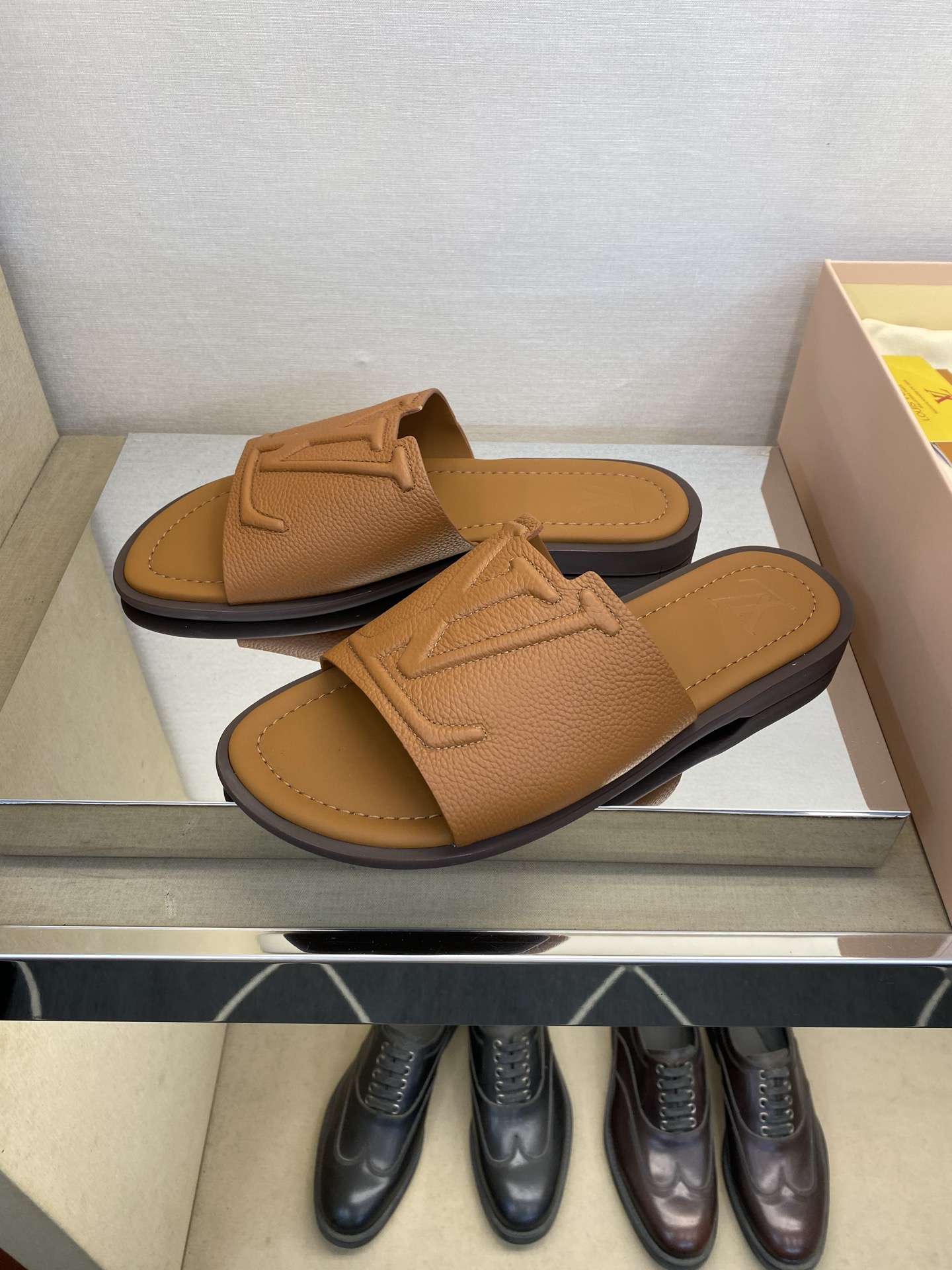 ⚠️【L ＊V】⚠️高品质，顶尖工艺品⚠️男士拖鞋⚠️正码：38 －45，46，47，订做⚠最新经典L压