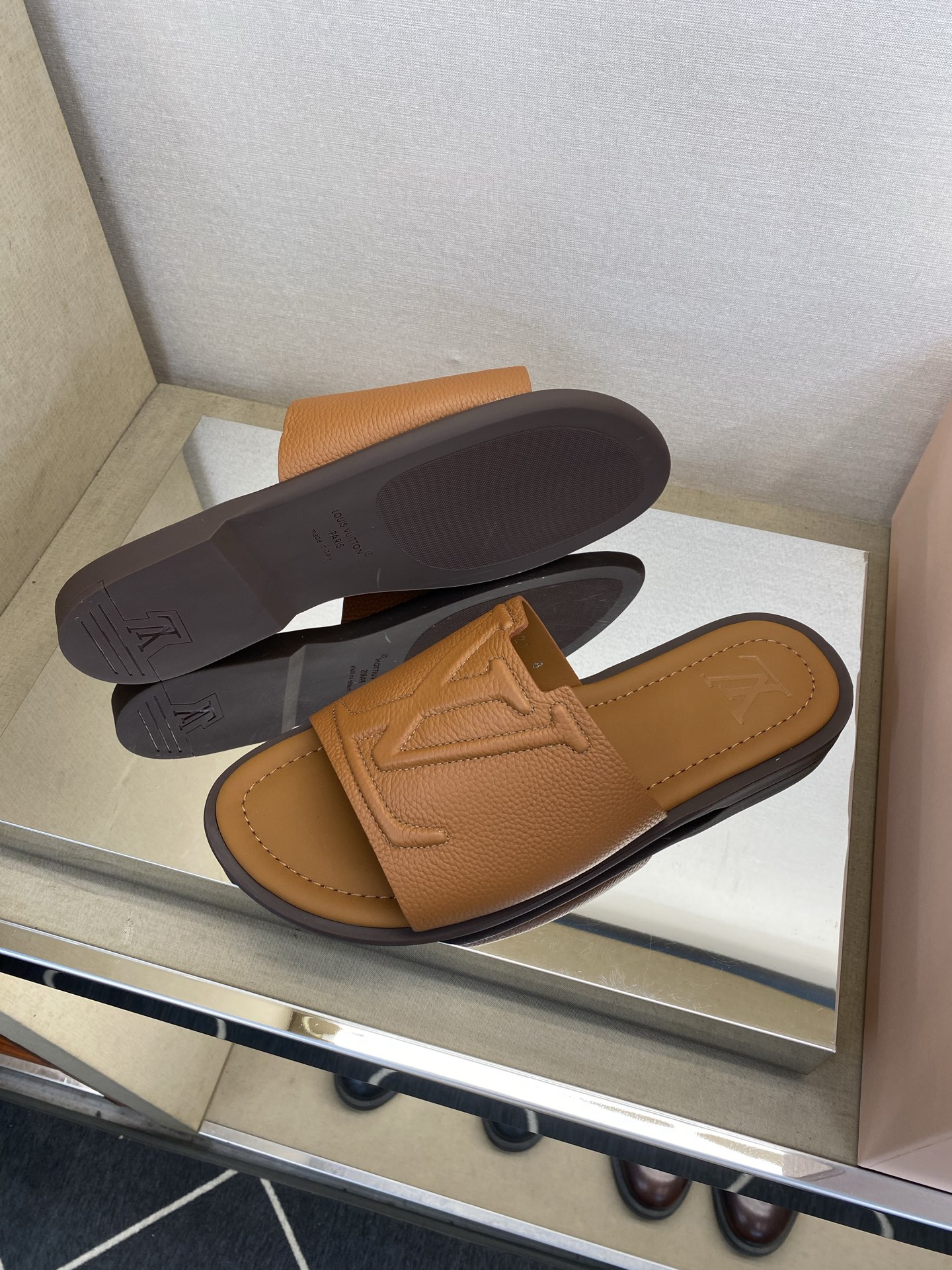 ⚠️【L ＊V】⚠️高品质，顶尖工艺品⚠️男士拖鞋⚠️正码：38 －45，46，47，订做⚠最新经典L压