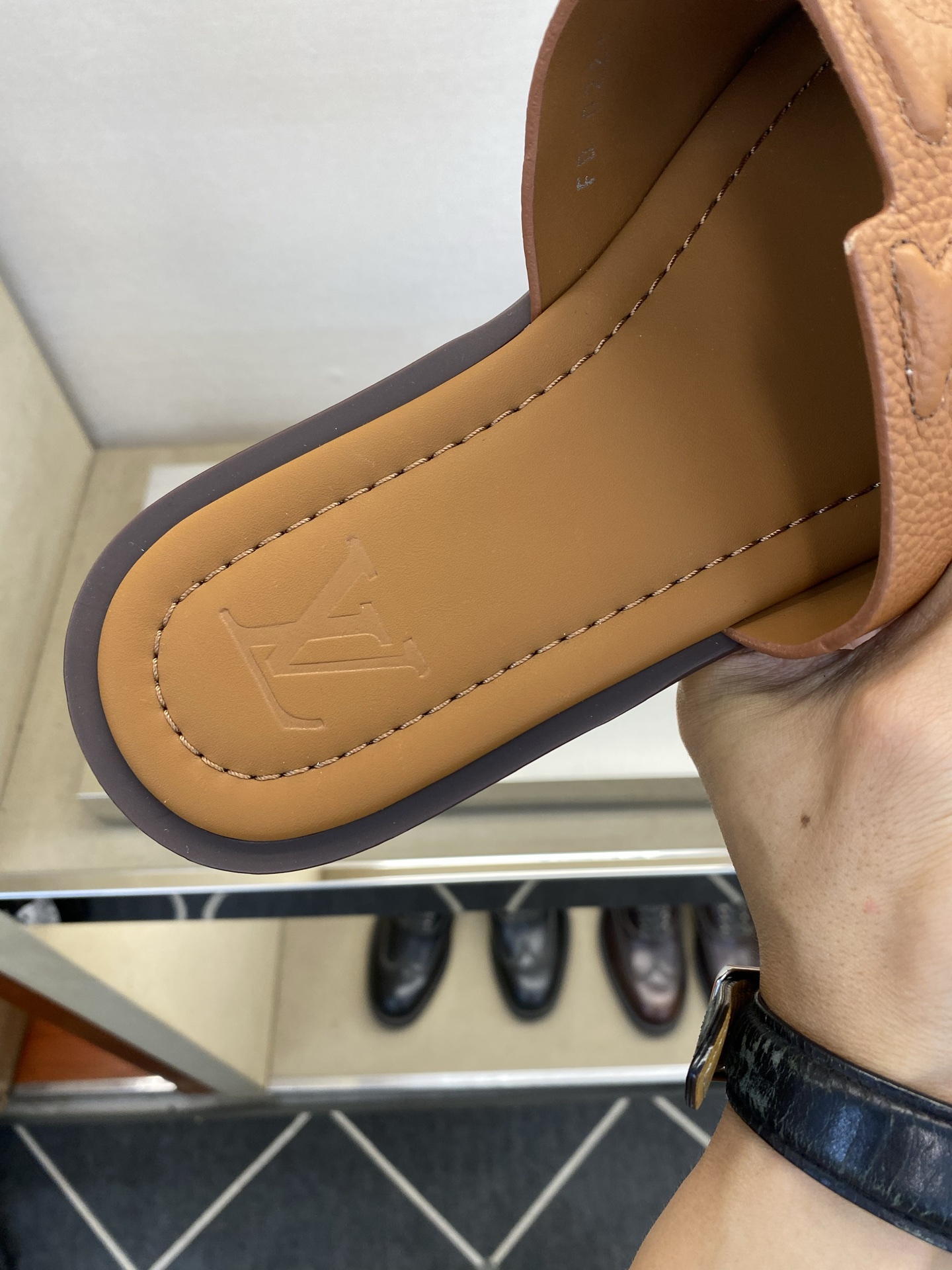 ⚠️【L ＊V】⚠️高品质，顶尖工艺品⚠️男士拖鞋⚠️正码：38 －45，46，47，订做⚠最新经典L压