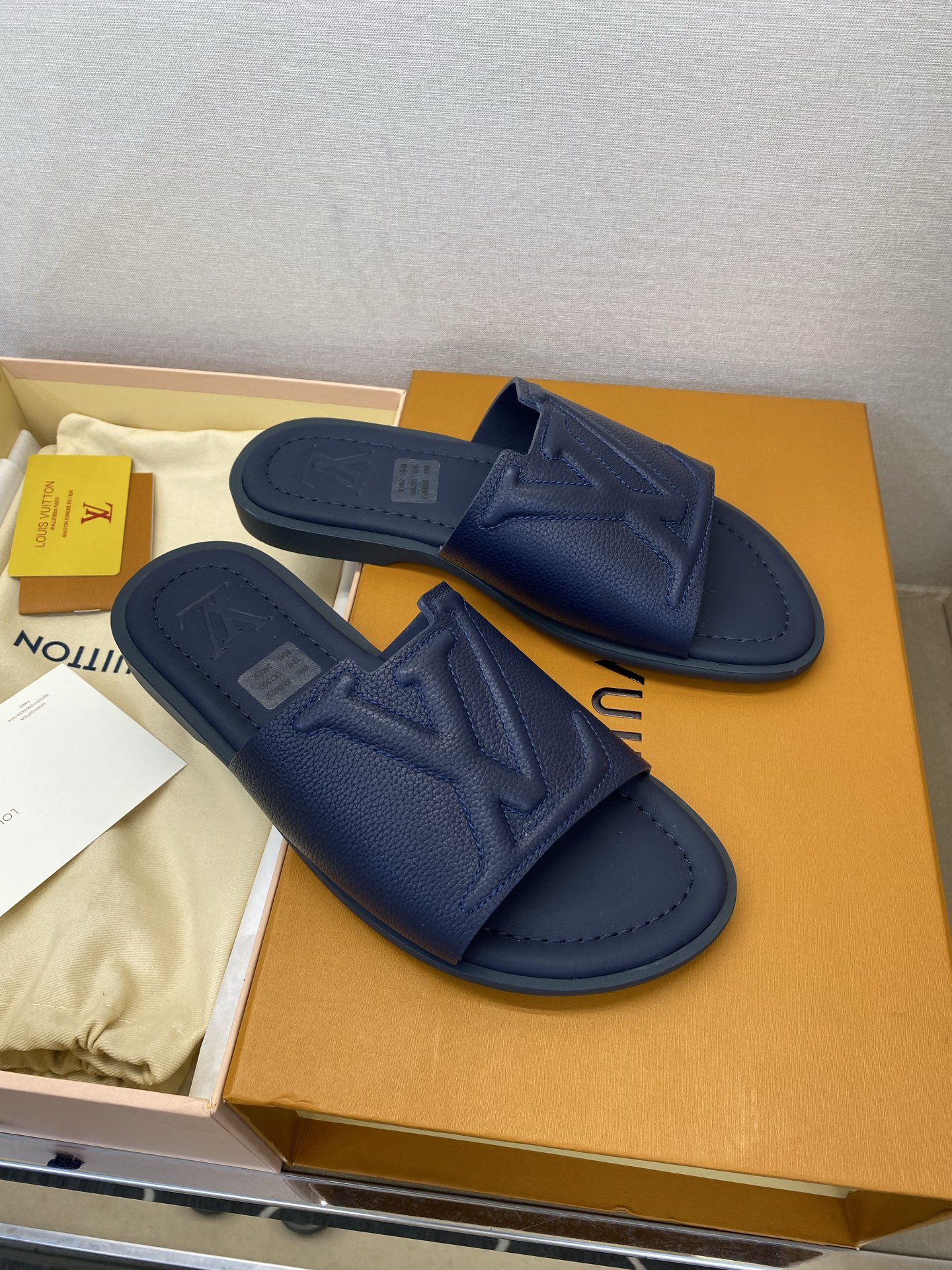 ⚠️【L ＊V】⚠️高品质，顶尖工艺品⚠️男士拖鞋⚠️正码：38 －45，46，47，订做⚠最新经典L压