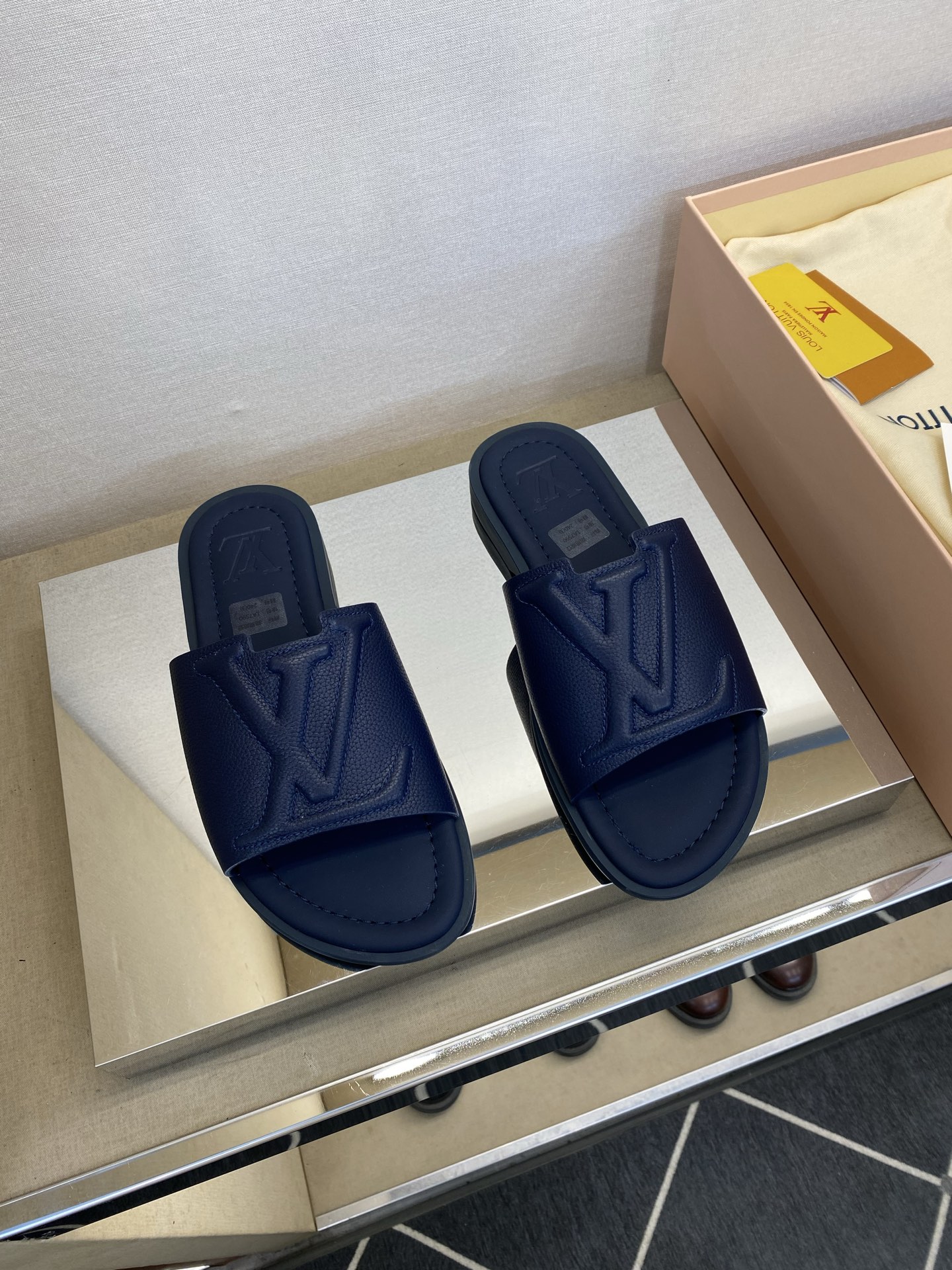 ⚠️【L ＊V】⚠️高品质，顶尖工艺品⚠️男士拖鞋⚠️正码：38 －45，46，47，订做⚠最新经典L压
