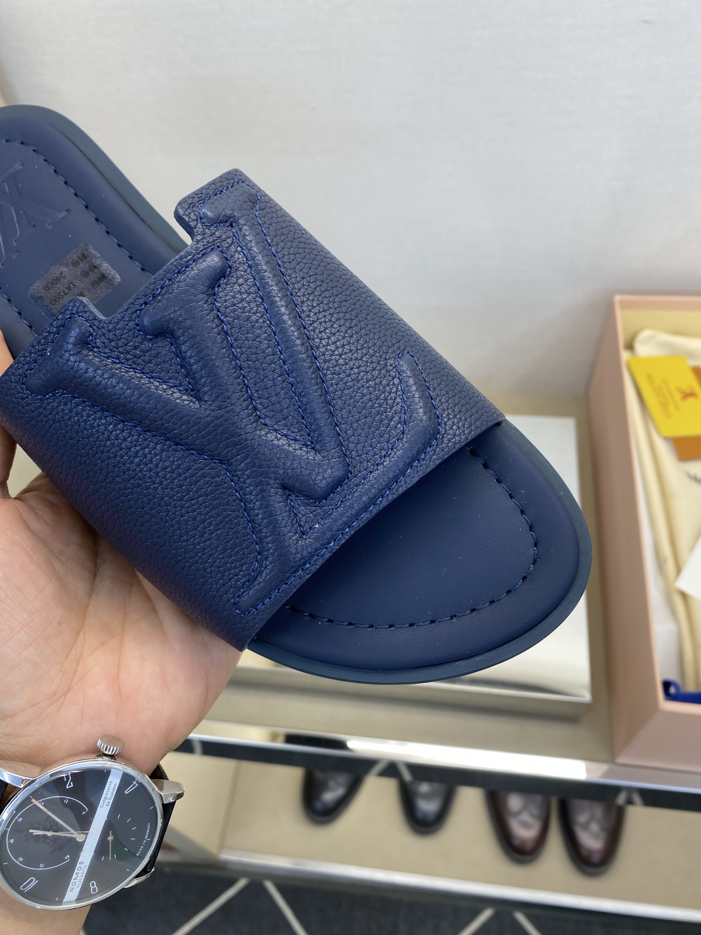 ⚠️【L ＊V】⚠️高品质，顶尖工艺品⚠️男士拖鞋⚠️正码：38 －45，46，47，订做⚠最新经典L压