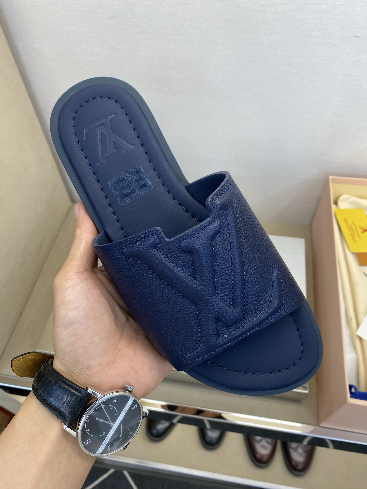 ⚠️【L ＊V】⚠️高品质，顶尖工艺品⚠️男士拖鞋⚠️正码：38 －45，46，47，订做⚠最新经典L压