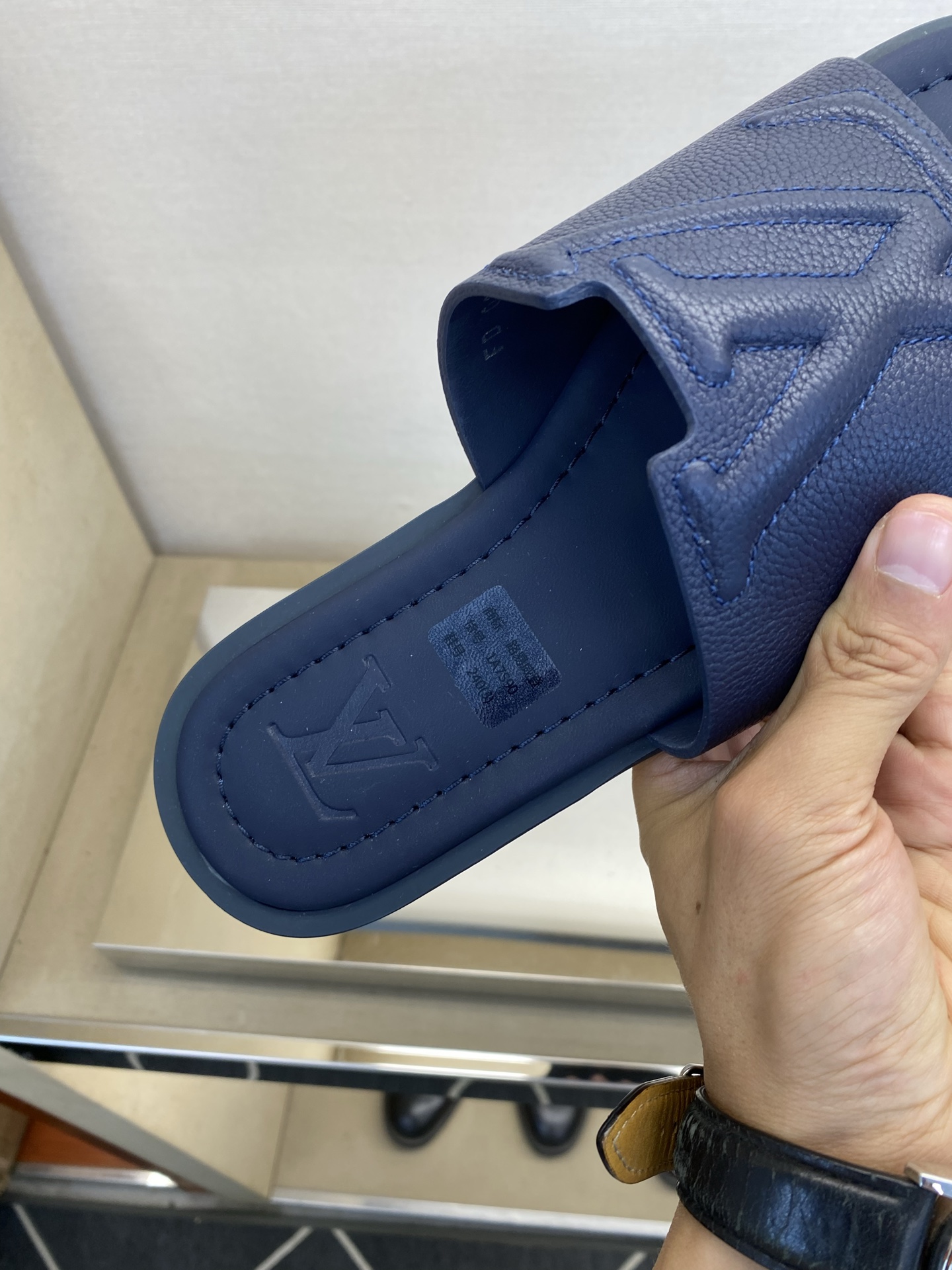 ⚠️【L ＊V】⚠️高品质，顶尖工艺品⚠️男士拖鞋⚠️正码：38 －45，46，47，订做⚠最新经典L压
