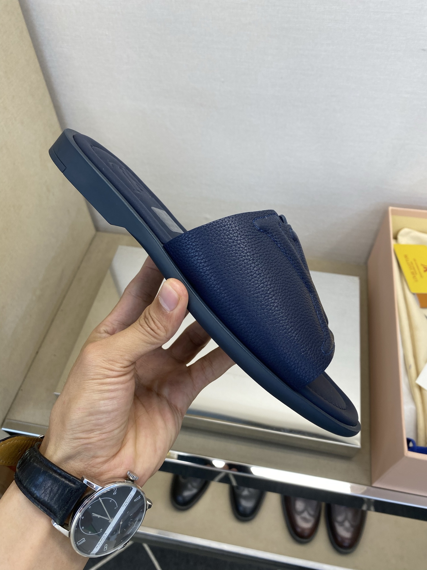 ⚠️【L ＊V】⚠️高品质，顶尖工艺品⚠️男士拖鞋⚠️正码：38 －45，46，47，订做⚠最新经典L压