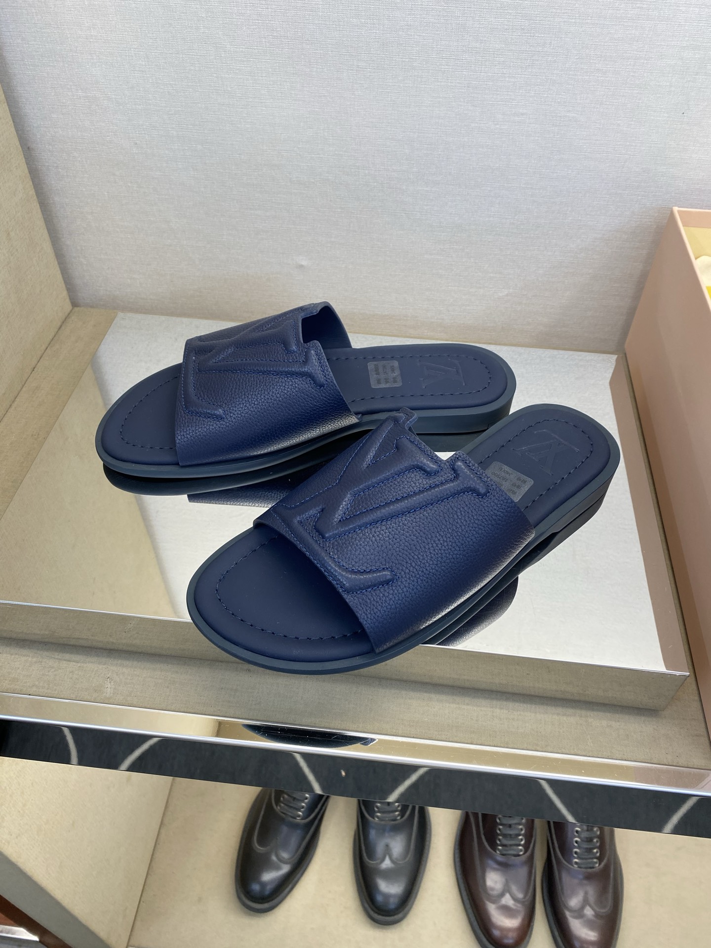 ⚠️【L ＊V】⚠️高品质，顶尖工艺品⚠️男士拖鞋⚠️正码：38 －45，46，47，订做⚠最新经典L压