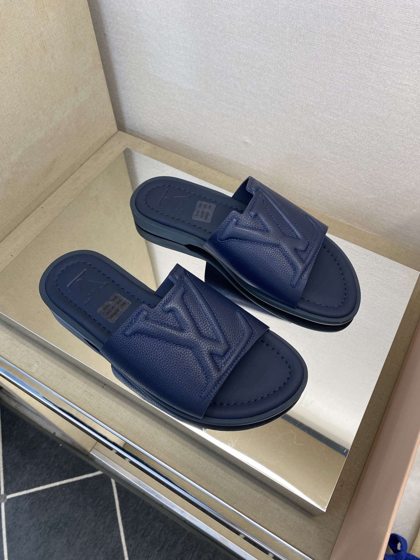 ⚠️【L ＊V】⚠️高品质，顶尖工艺品⚠️男士拖鞋⚠️正码：38 －45，46，47，订做⚠最新经典L压