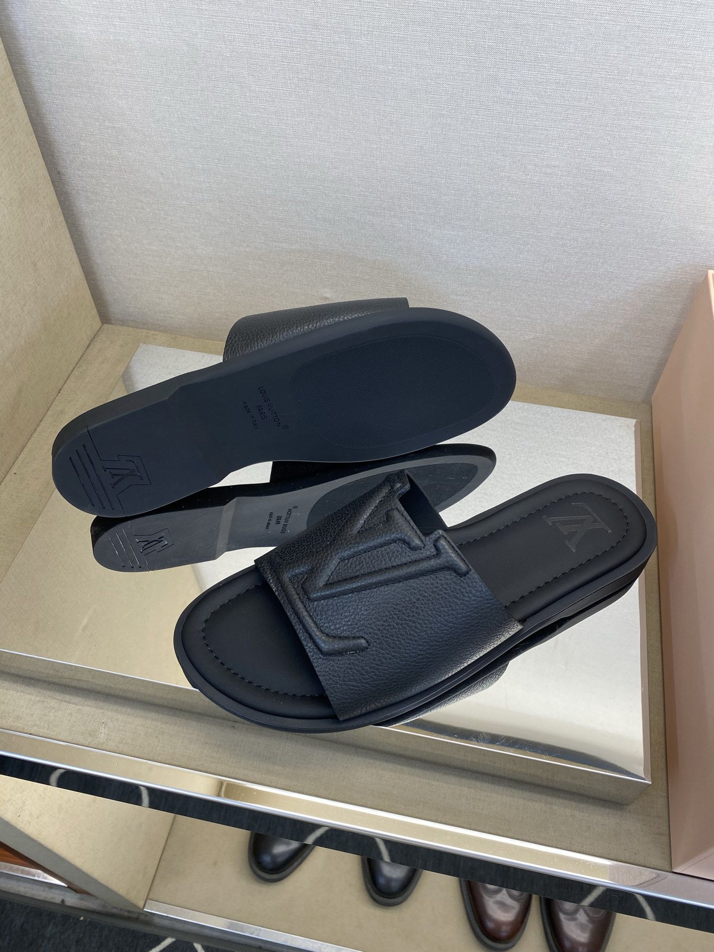 ⚠️【L ＊V】⚠️高品质，顶尖工艺品⚠️男士拖鞋⚠️正码：38 －45，46，47，订做⚠最新经典L压
