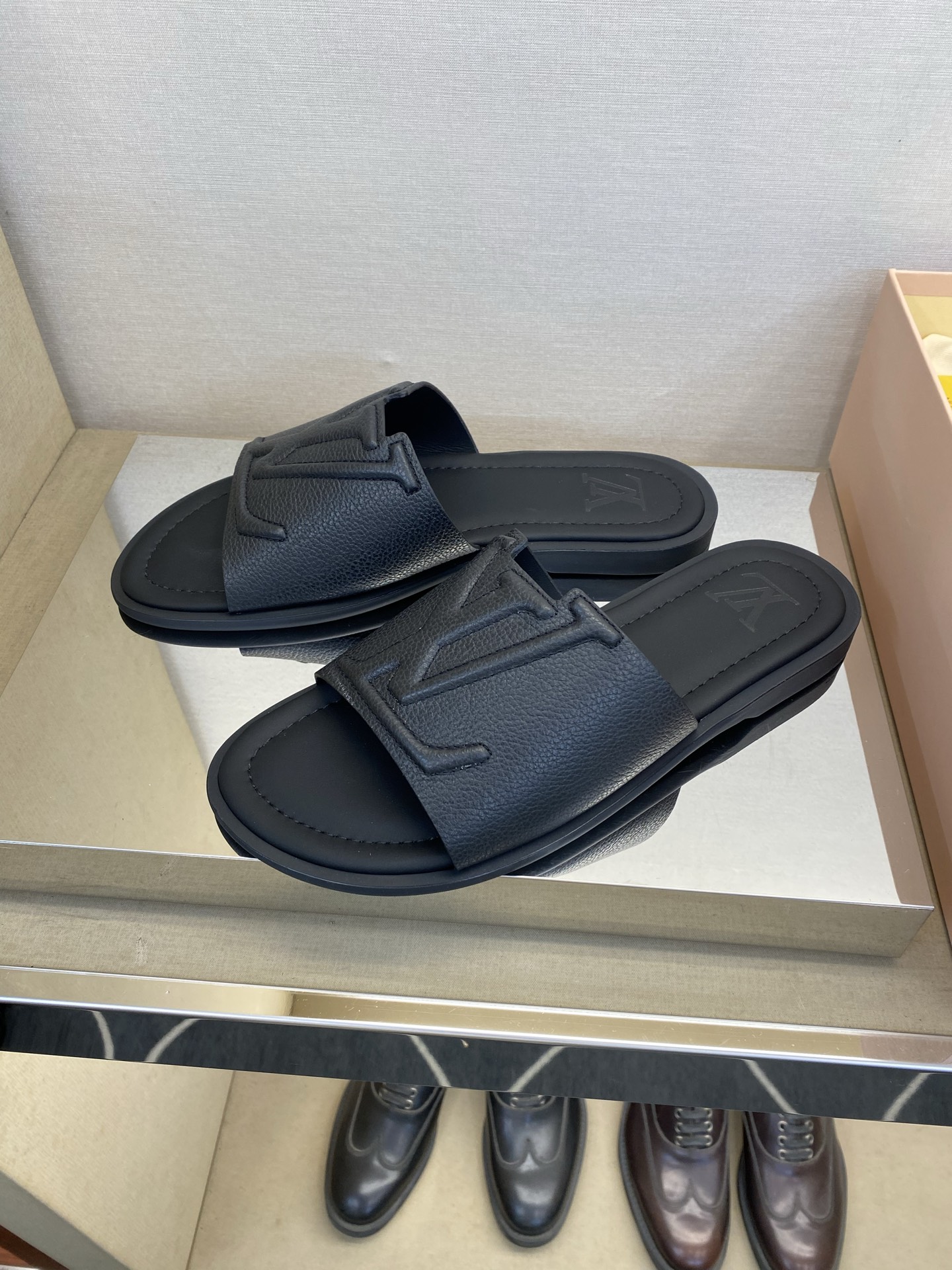 ⚠️【L ＊V】⚠️高品质，顶尖工艺品⚠️男士拖鞋⚠️正码：38 －45，46，47，订做⚠最新经典L压