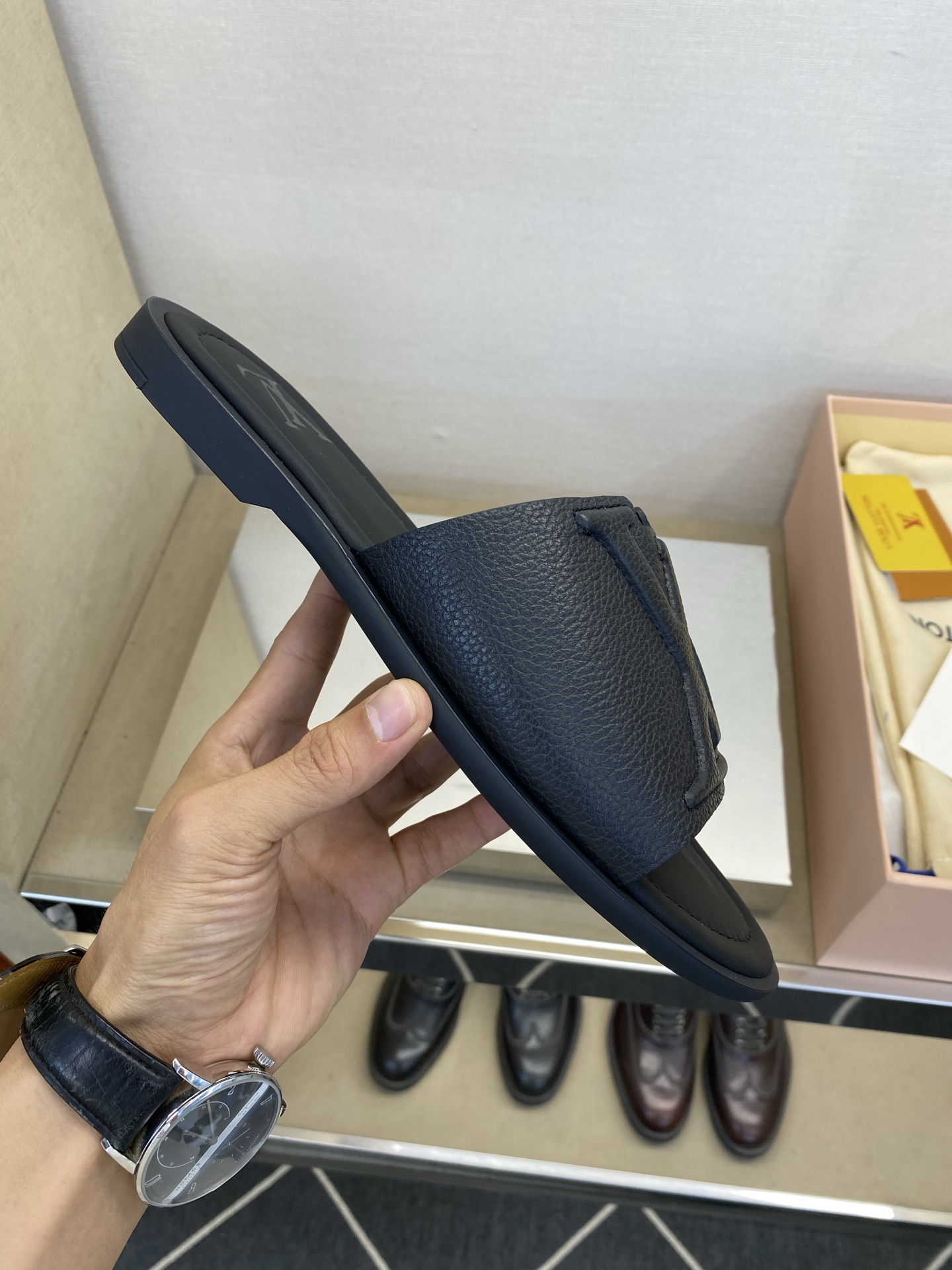 ⚠️【L ＊V】⚠️高品质，顶尖工艺品⚠️男士拖鞋⚠️正码：38 －45，46，47，订做⚠最新经典L压